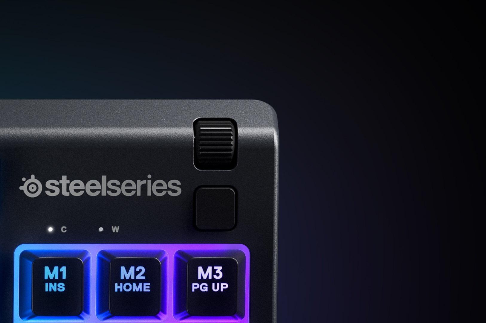 Primo piano di una tastiera Steelseries nera con tasti illuminati e una rotella.
