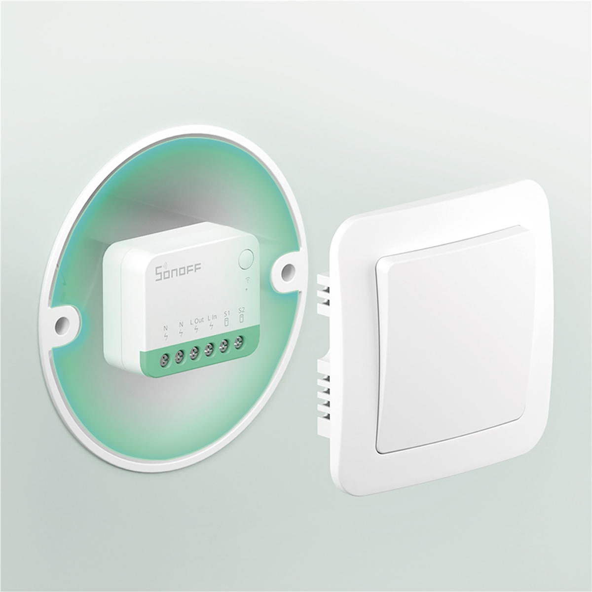 Biały przełącznik Sonoff pokazany obok gniazdka ściennego.