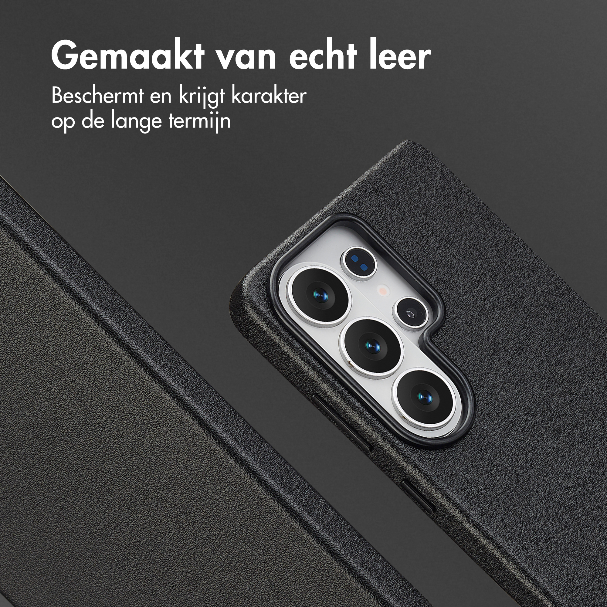 Zwarte lederen telefoonhoes met cameralenzen in detail.