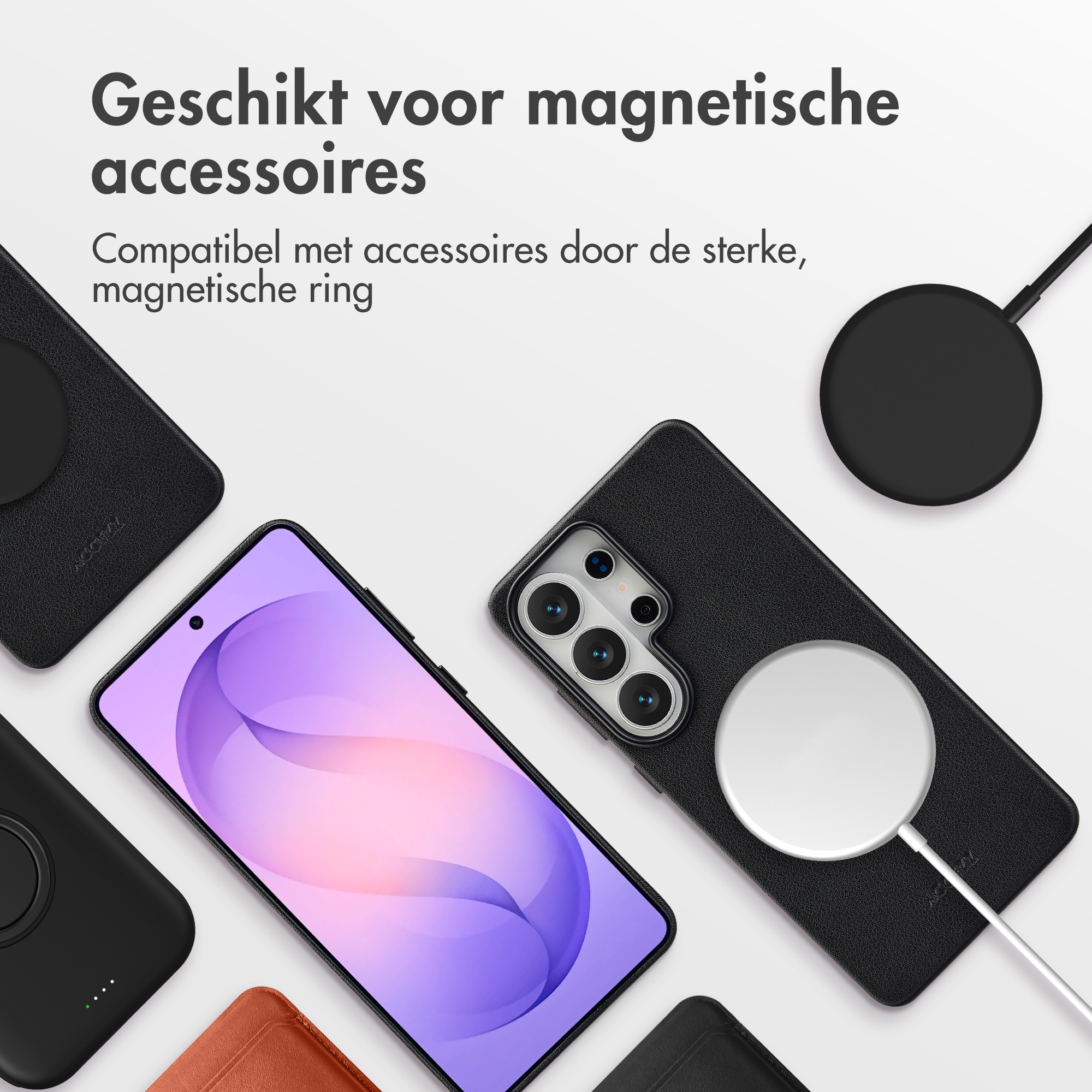 Meerdere zwarte telefoonhoesjes en een smartphone met paars scherm op wit.