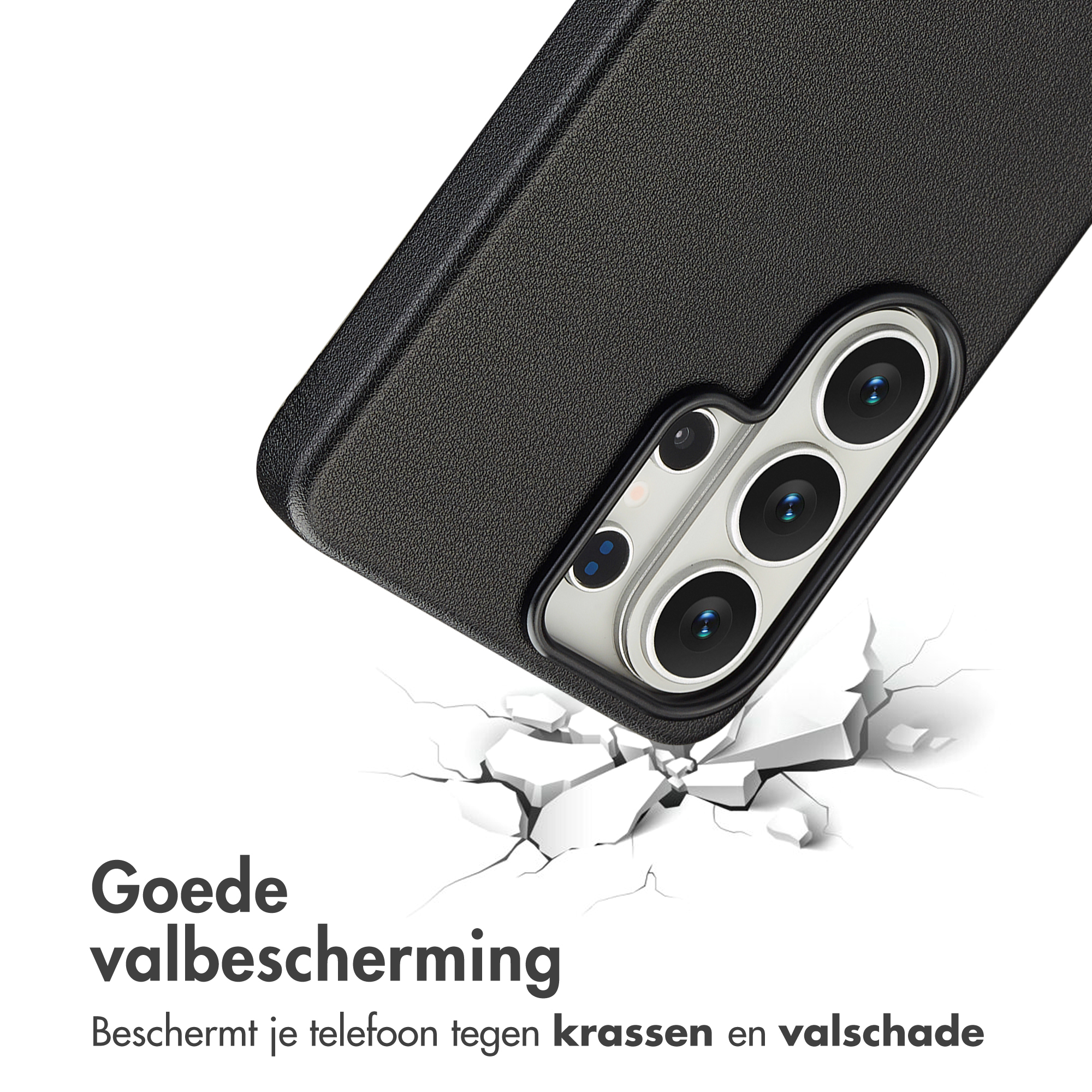 Zwarte telefoonhoes met meerdere camera's die op gebroken grond landt.