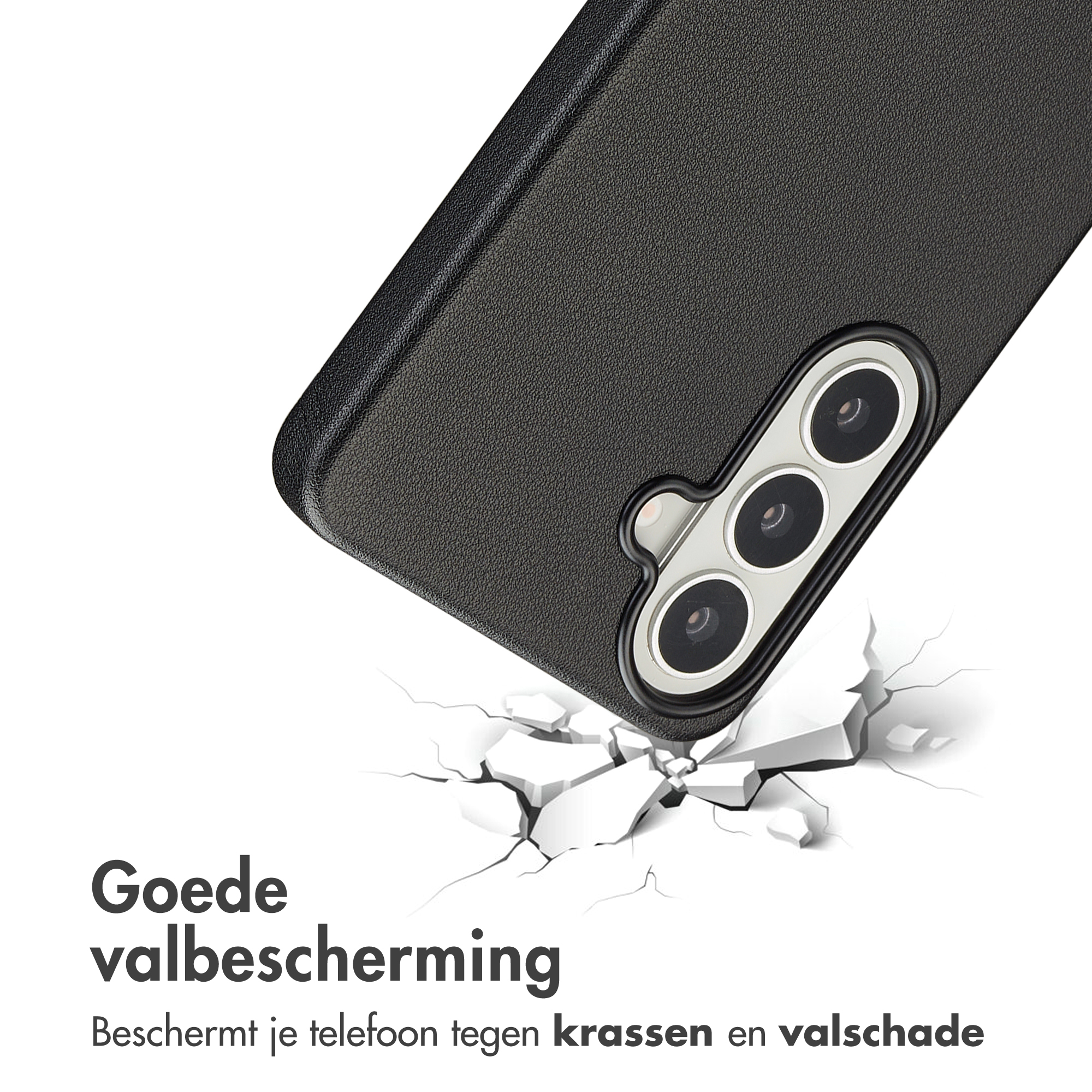 Zwarte telefoonhoes met drie camera's op gebroken grond.