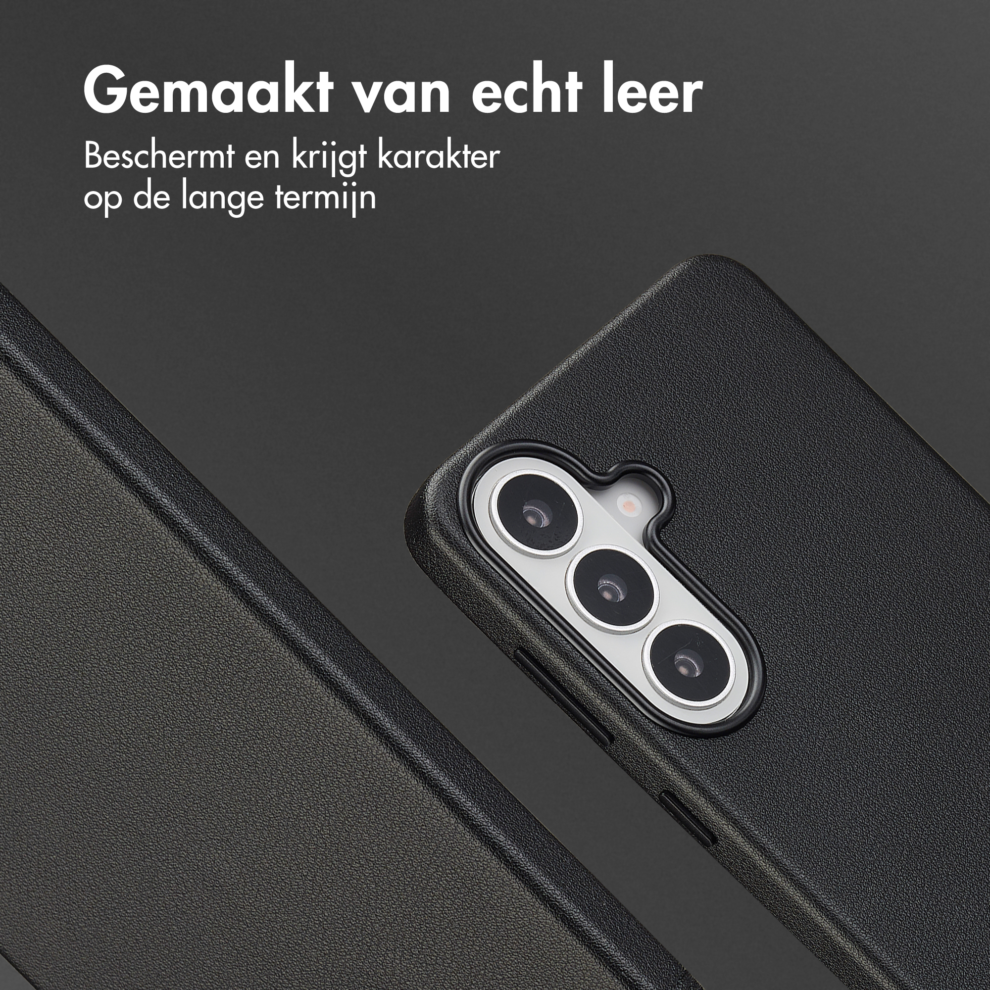 Zwarte lederen telefoonhoes met zichtbare cameralens en tekst.
