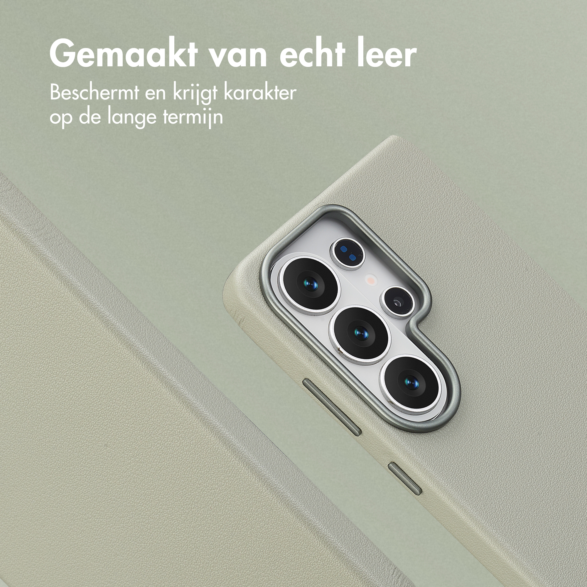 Close-up van een lichte lederen telefoonhoes met cameralenzen.