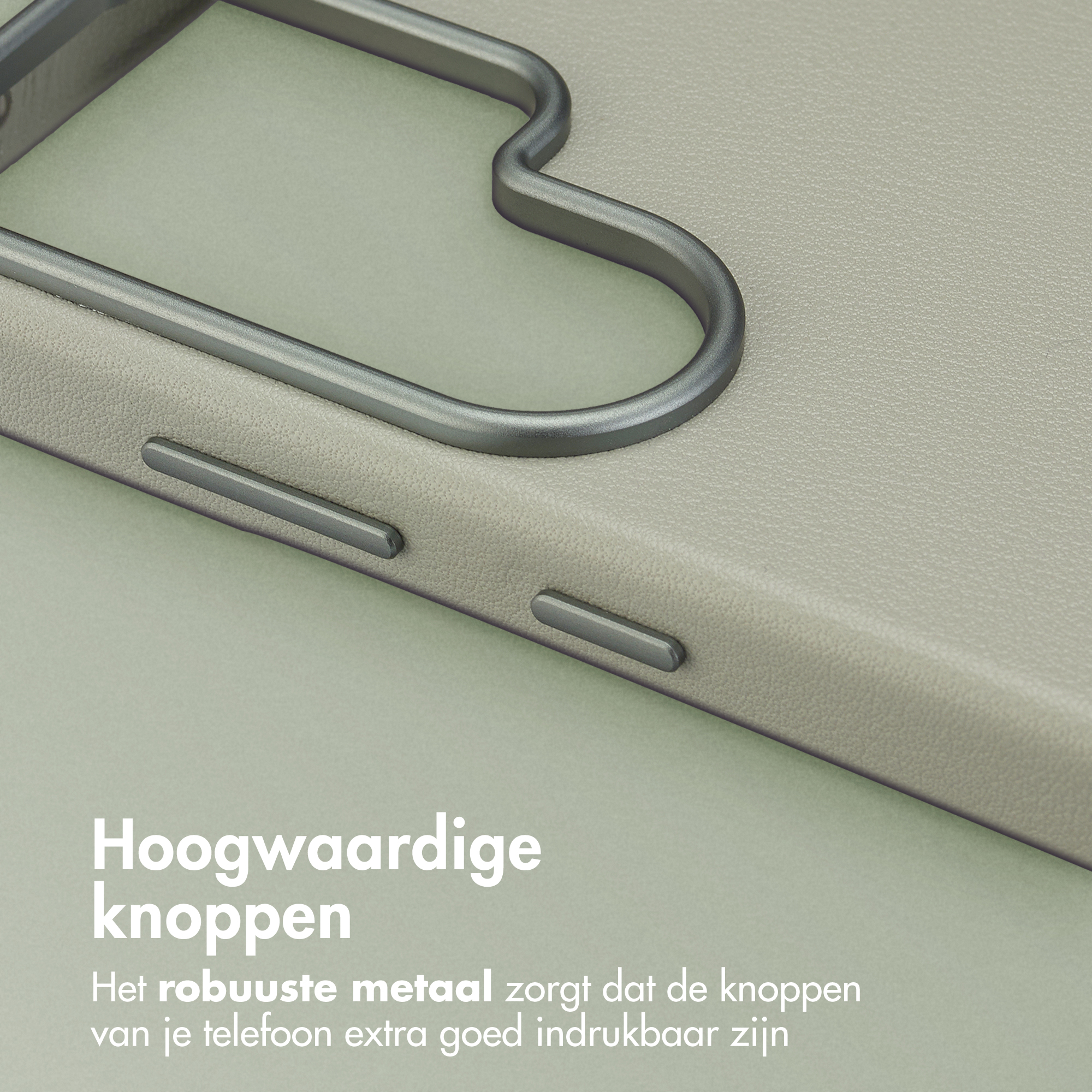Grijze telefoonhoes met metalen knoppen en tekst.
