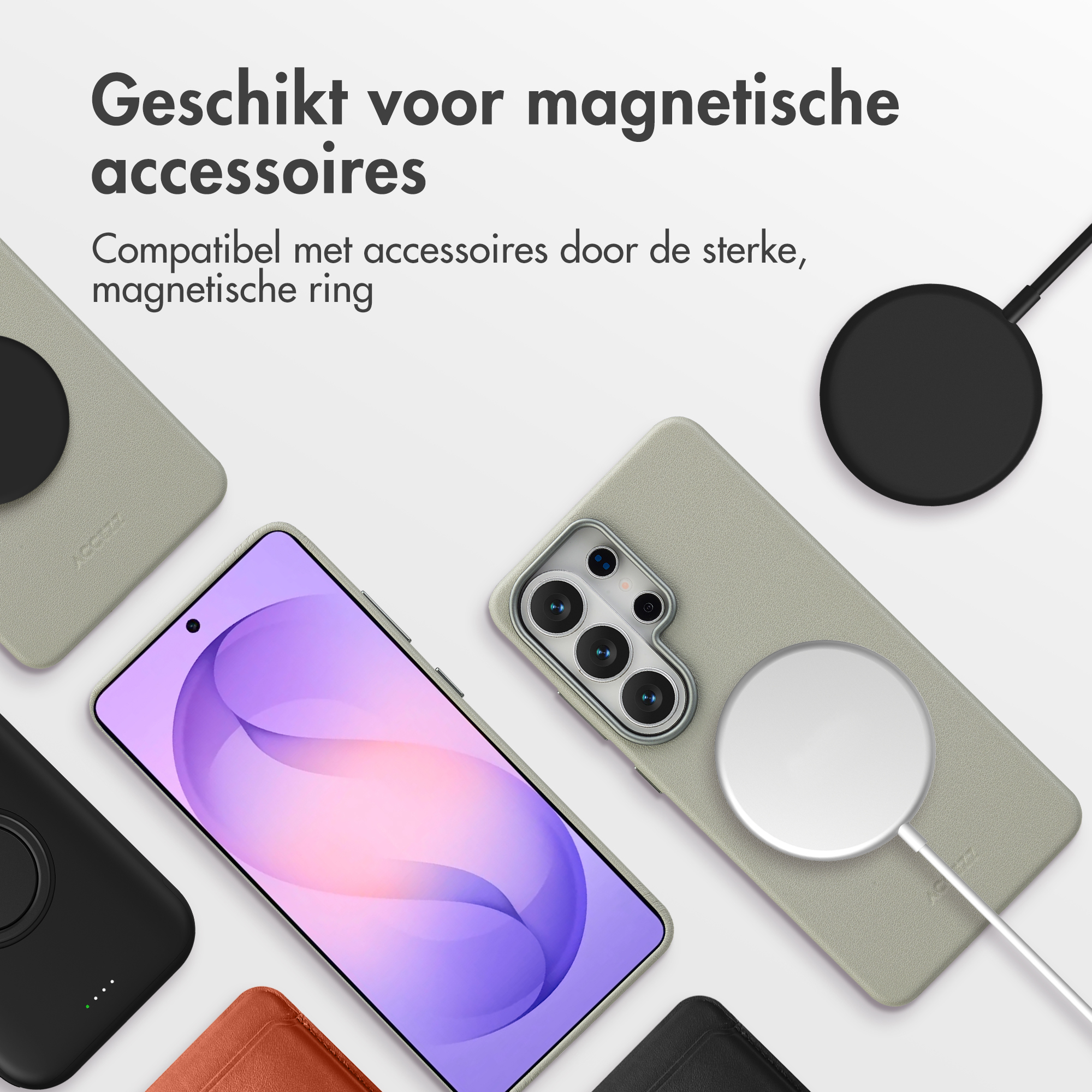 Meerdere telefoonhoesjes en opladers gerangschikt op witte achtergrond.