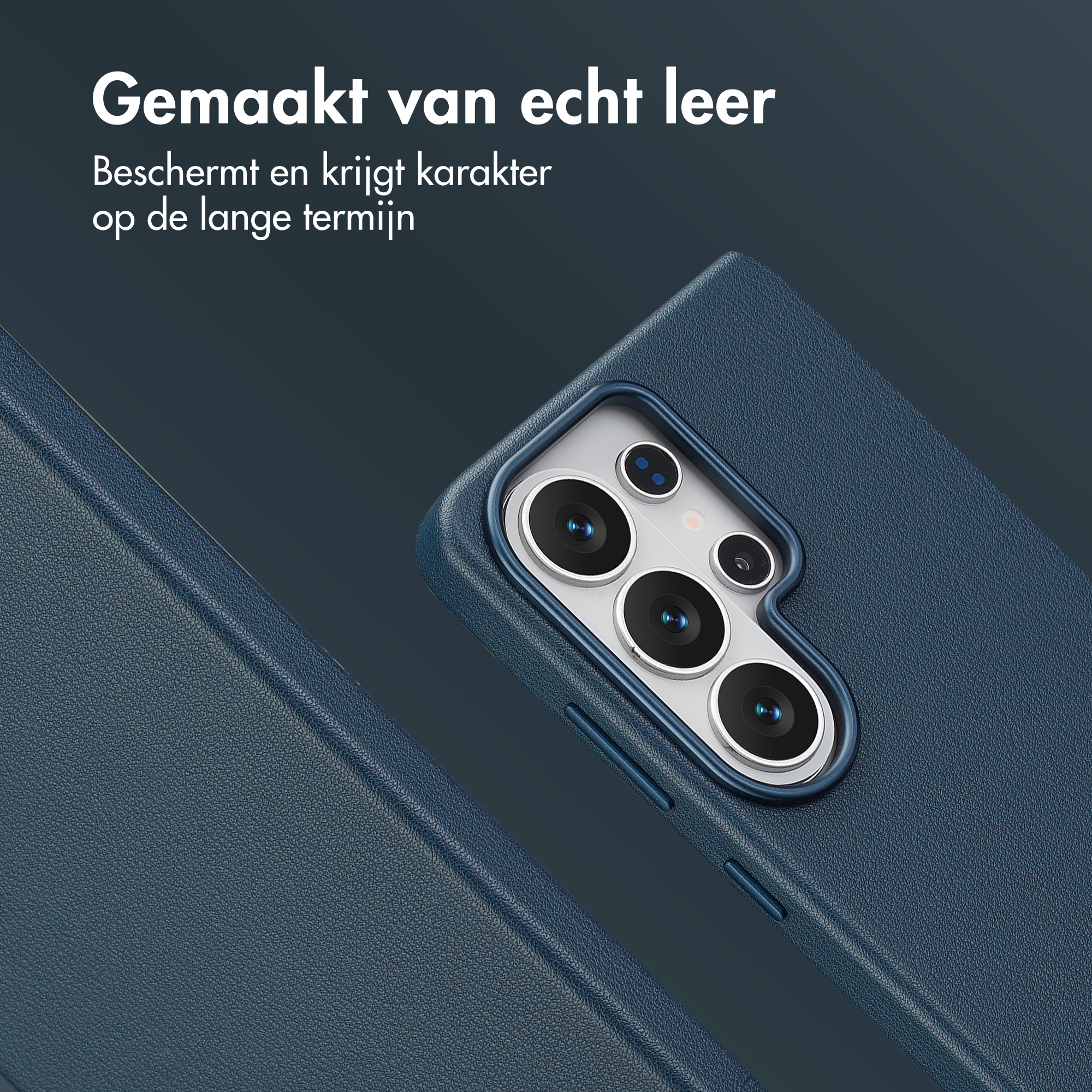 Donkerblauwe lederen telefoonhoes met cameralenzen in detail.