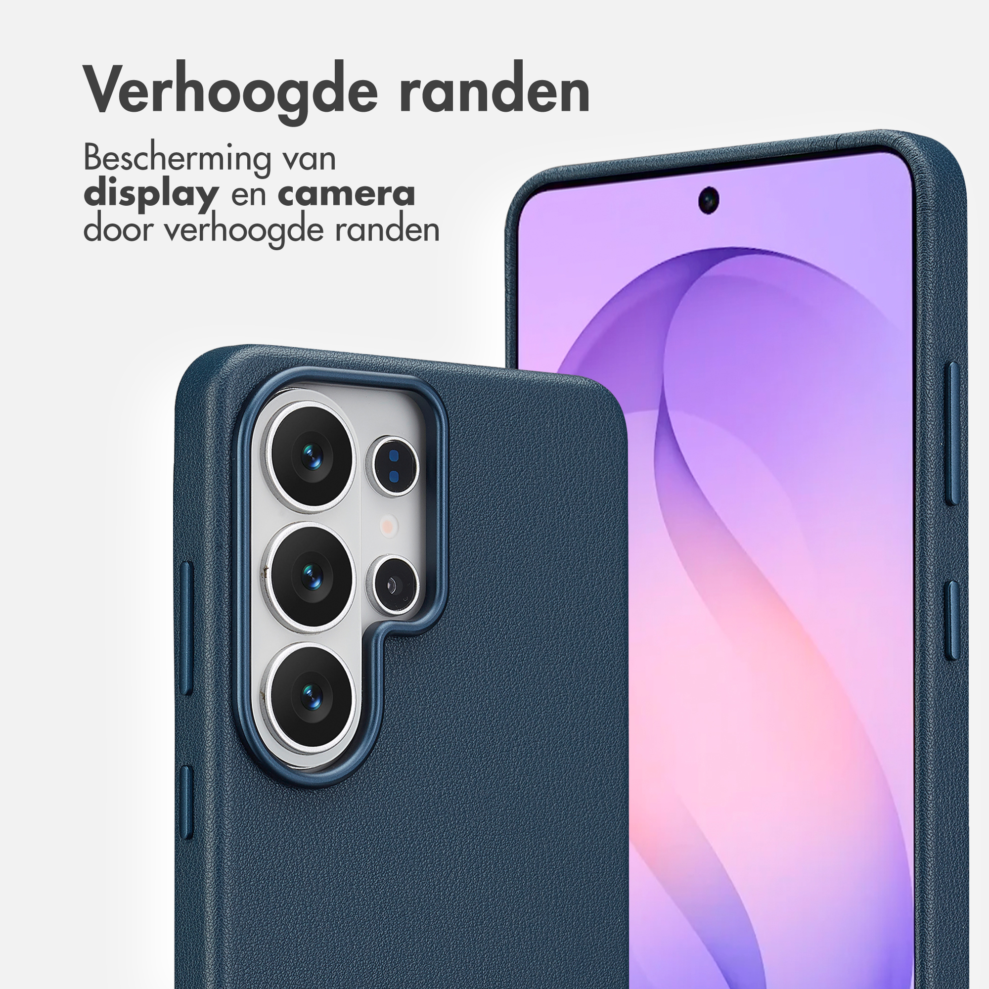 Donkerblauwe telefoonhoes met camera-uitsparing en paars behang.