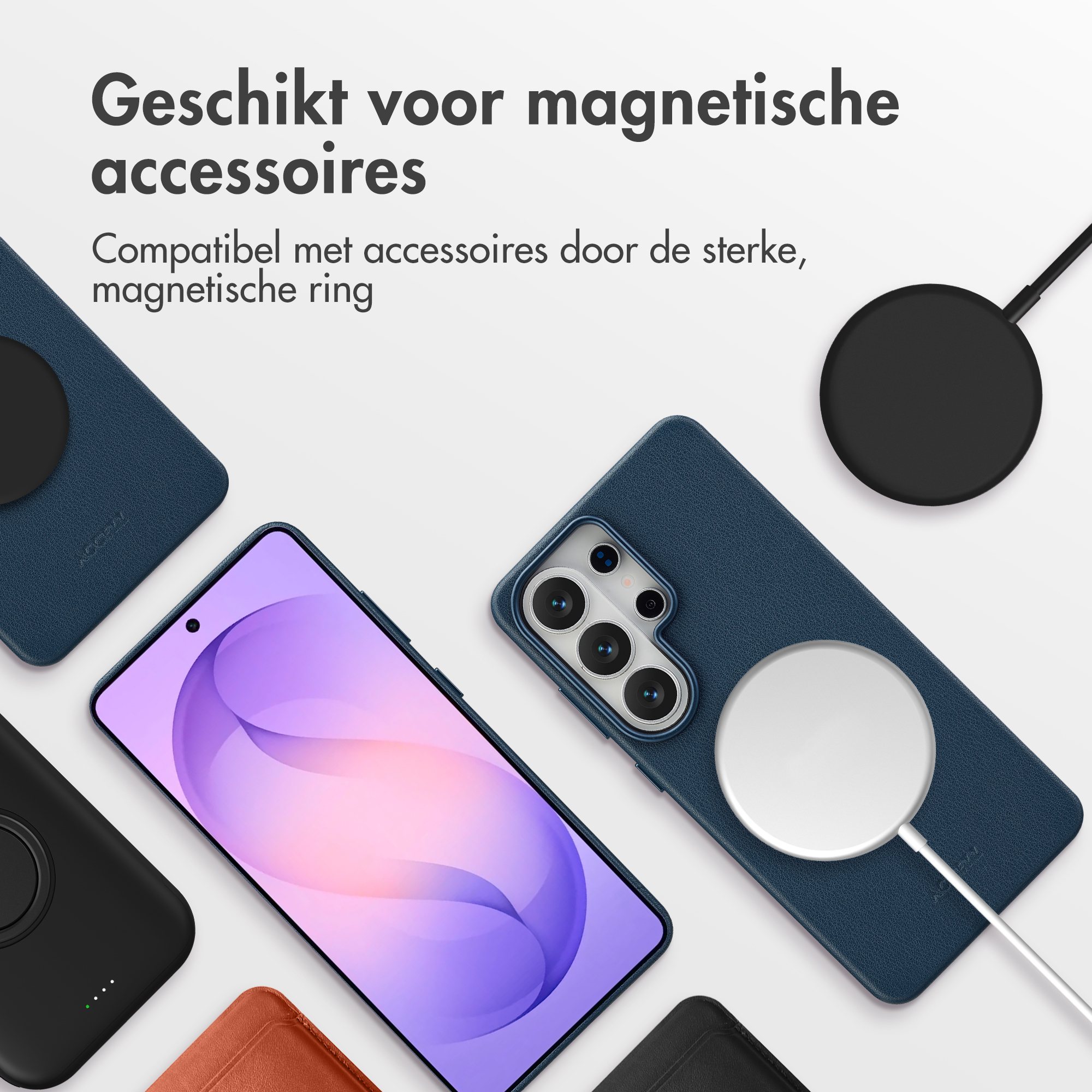 Drie smartphonehoesjes, een smartphone met paars display, oplaadkabel