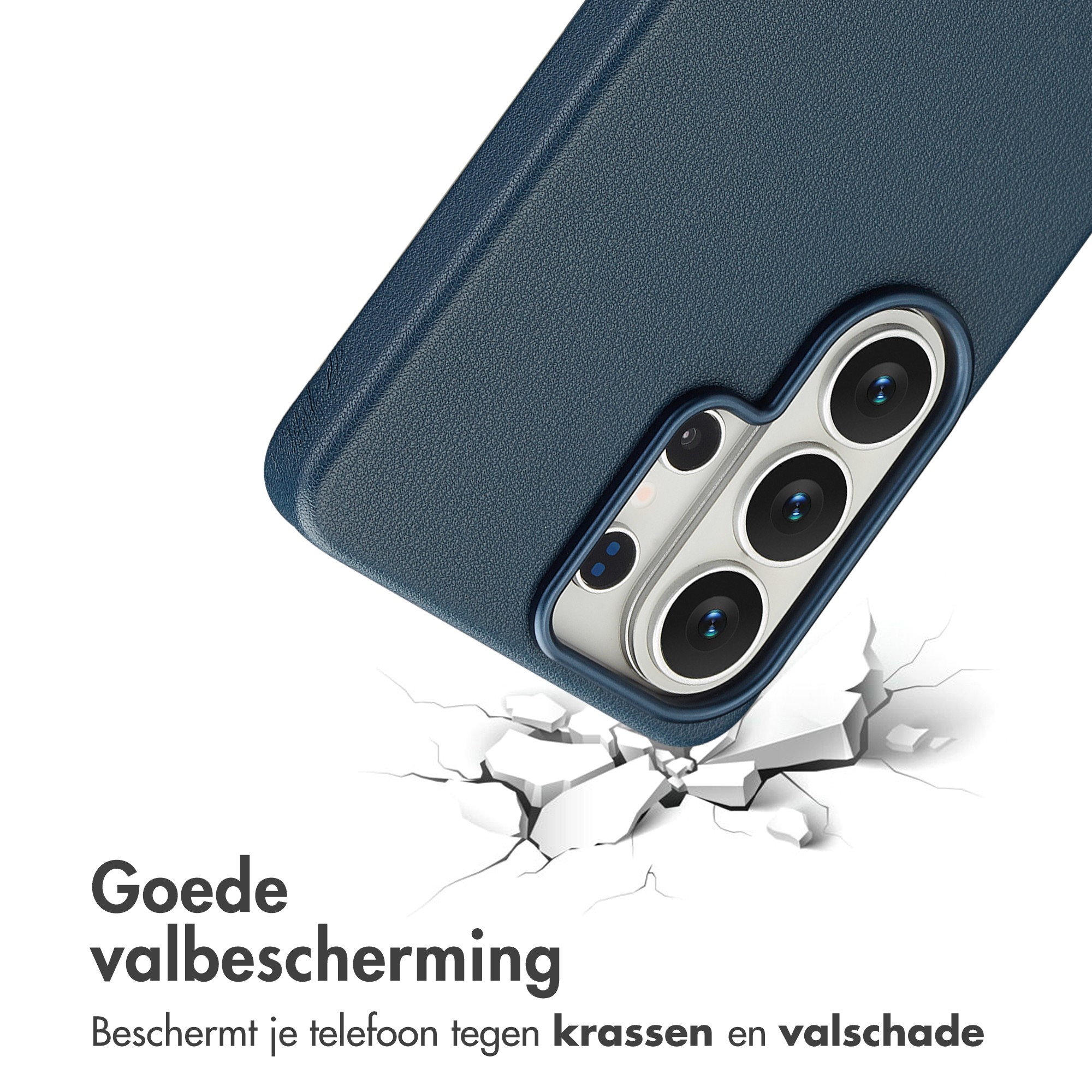 Blauwe telefoonhoes met camerasysteem breekt door wit oppervlak.