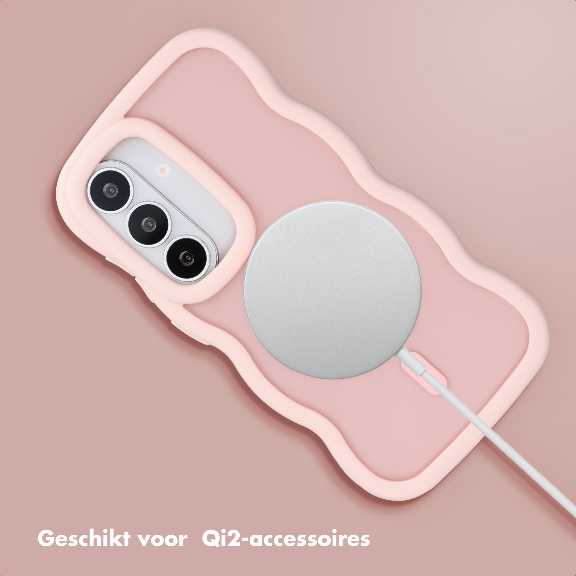 Een roze telefoonhoes met drie camera's en een MagSafe-oplader.