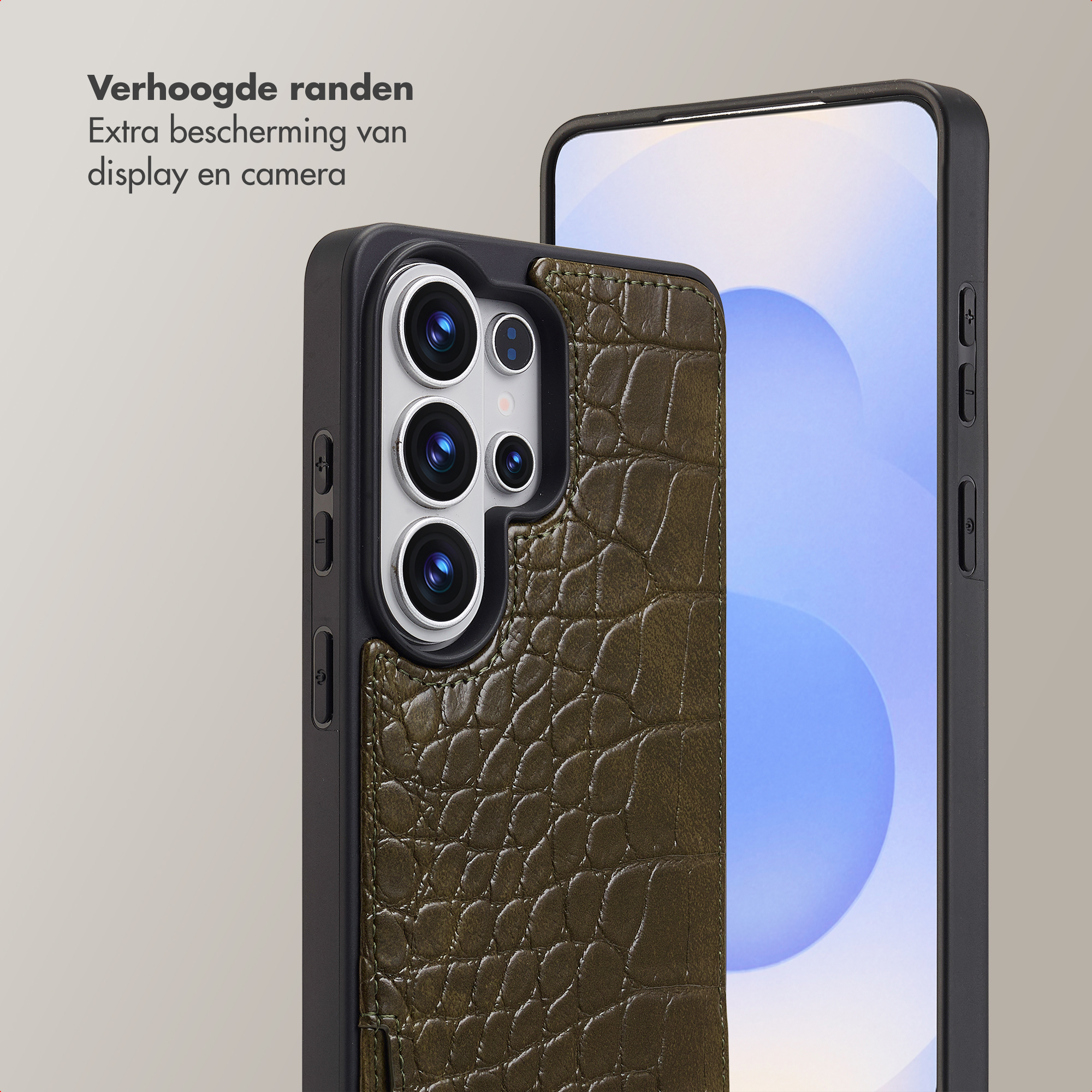 Coque de téléphone en cuir de crocodile vert foncé avec protection pour appareil photo à côté d'un smartphone.