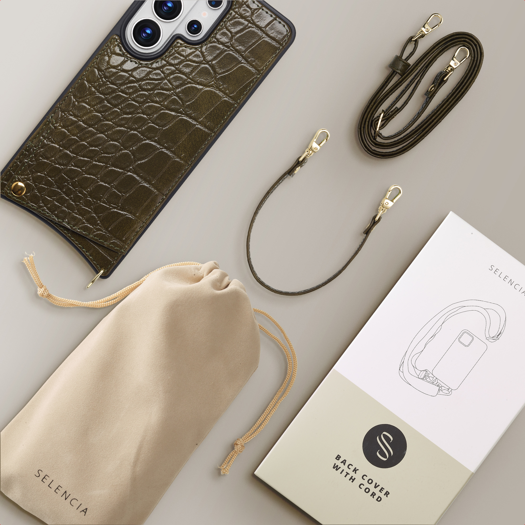 Étui de téléphone en cuir de crocodile vert avec cordon, pochette et emballage.