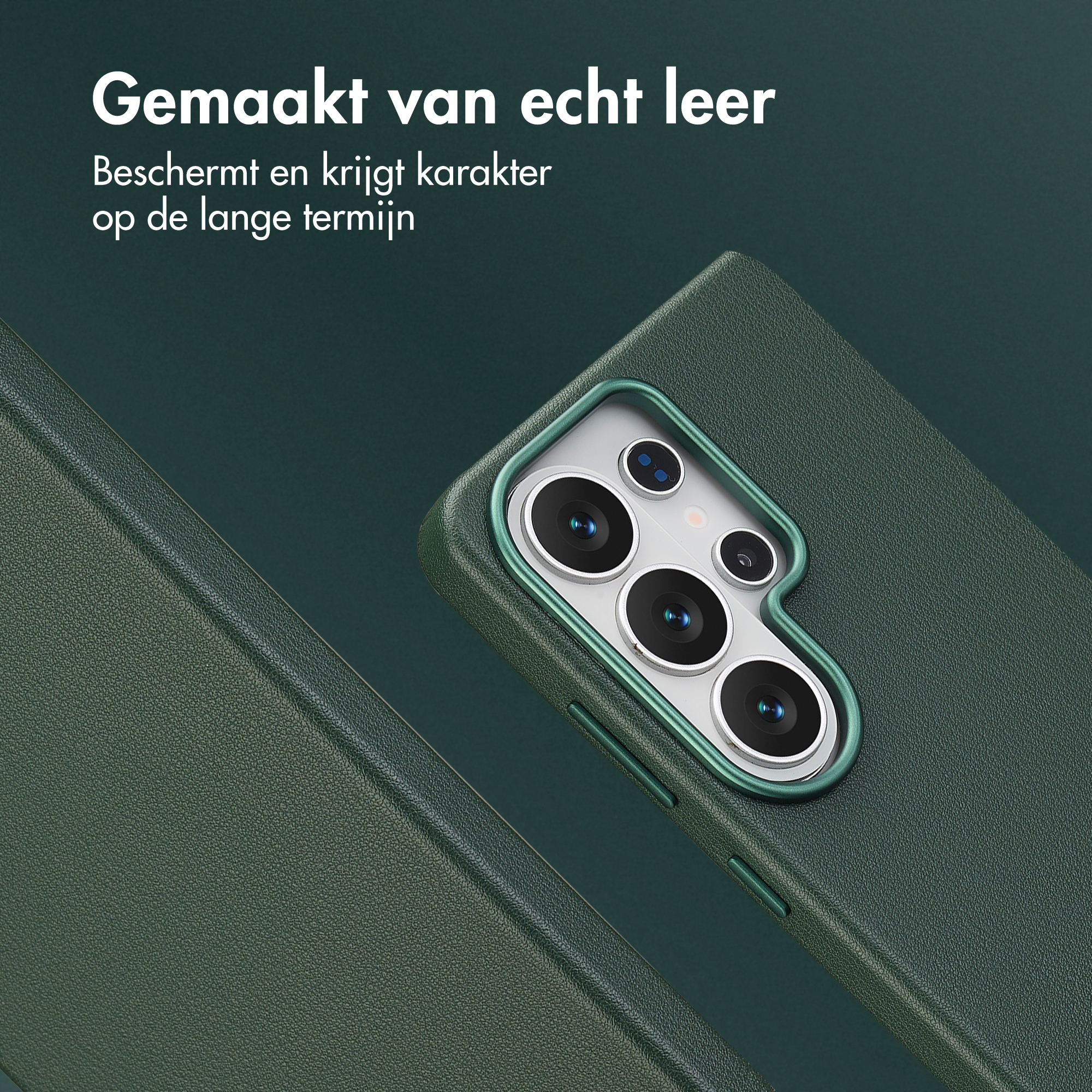 Donkergroene leren hoes voor smartphone met meerdere camera's.