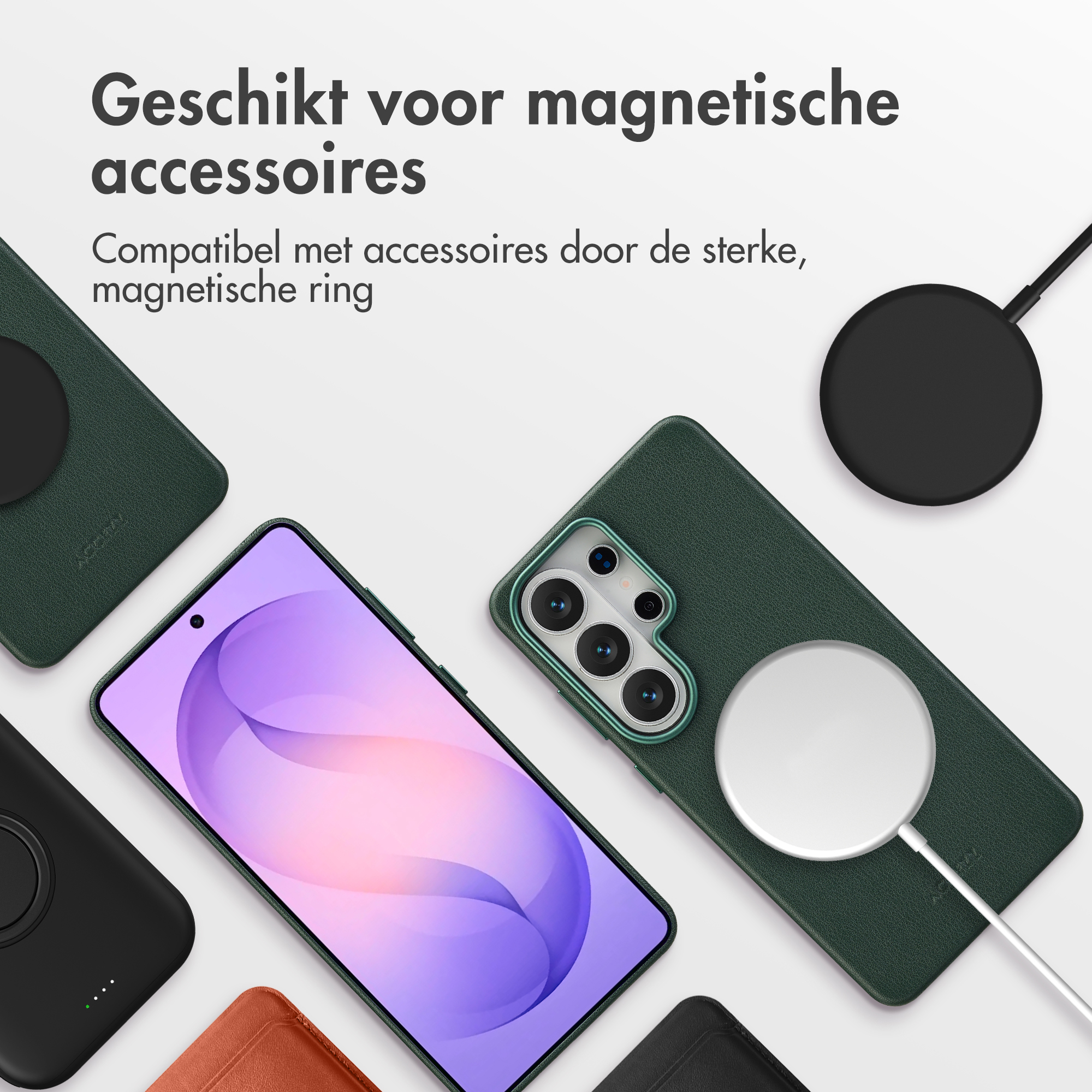 Groene telefoonhoesjes met smartphone, MagSafe-oplader en tekst.