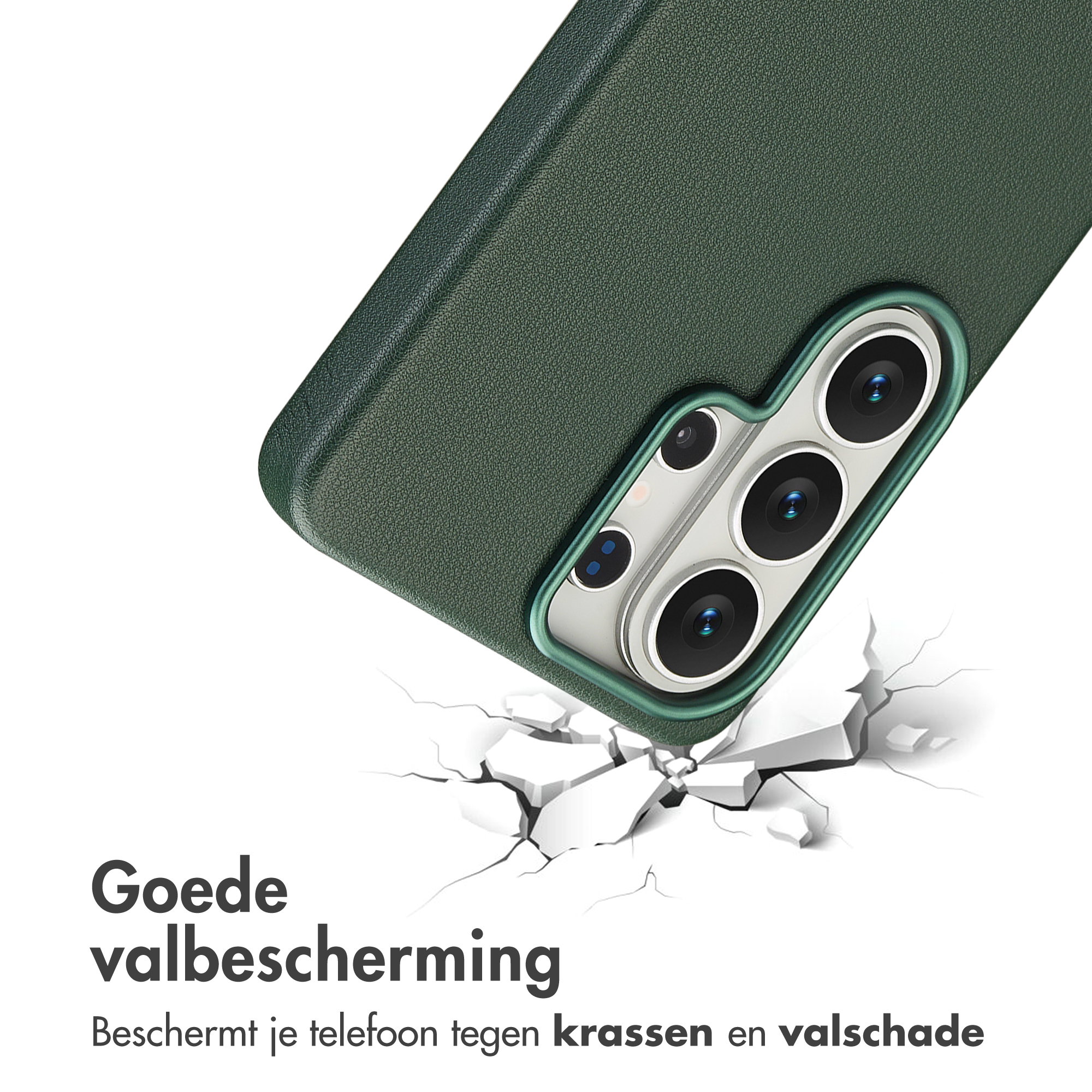 Donkergroene telefoonhoes met camerabescherming die op gebarsten grond valt.