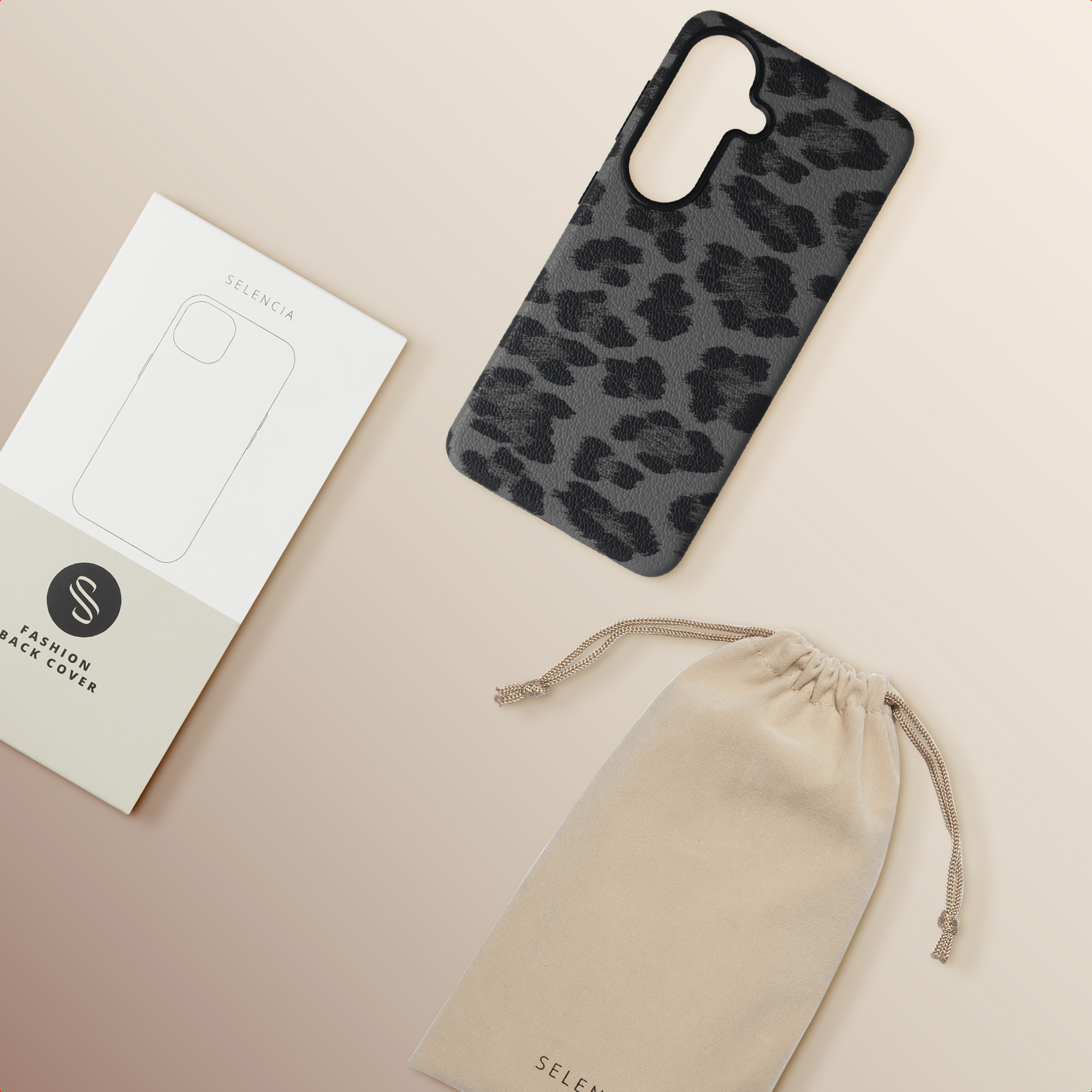 Una custodia per telefono grigia leopardata giace accanto a una confezione e una pochette.