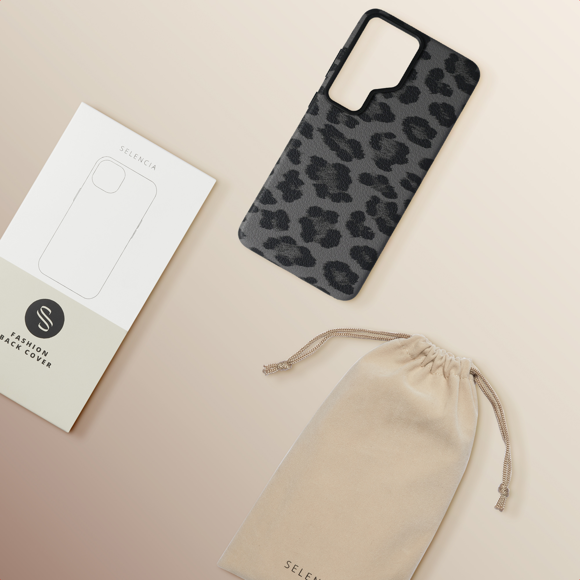 Una custodia per telefono leopardata accanto a una confezione e una pochette.