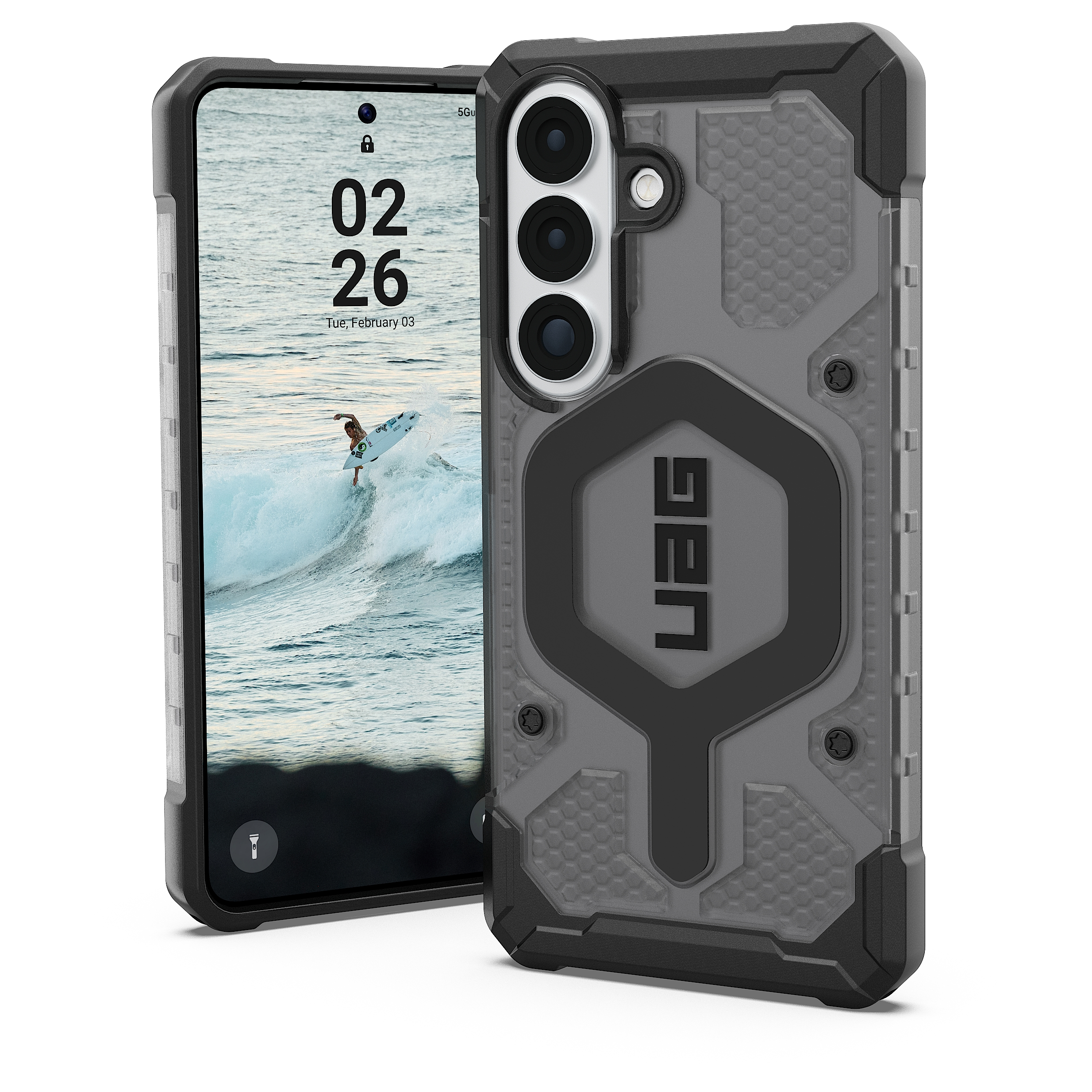 Una robusta cover nera per telefono accanto a un telefono con un surfista. Logo UAG.