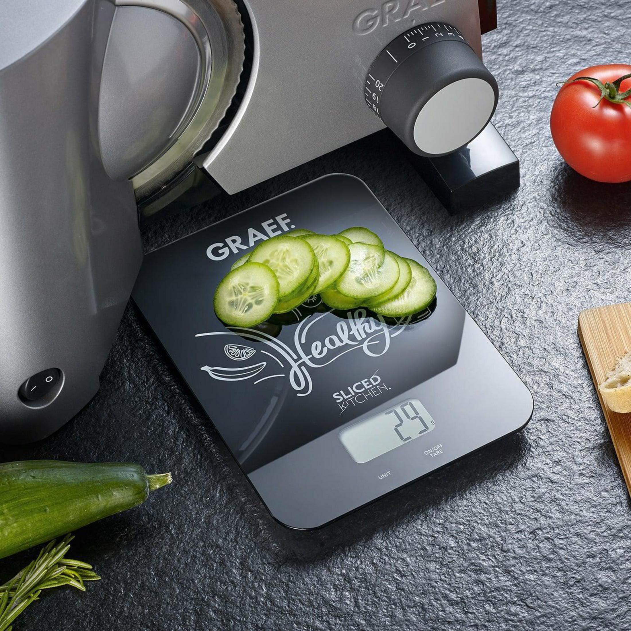 Krajarka Graef z pomidorem, ogórkiem, plasterkami i wagą.
