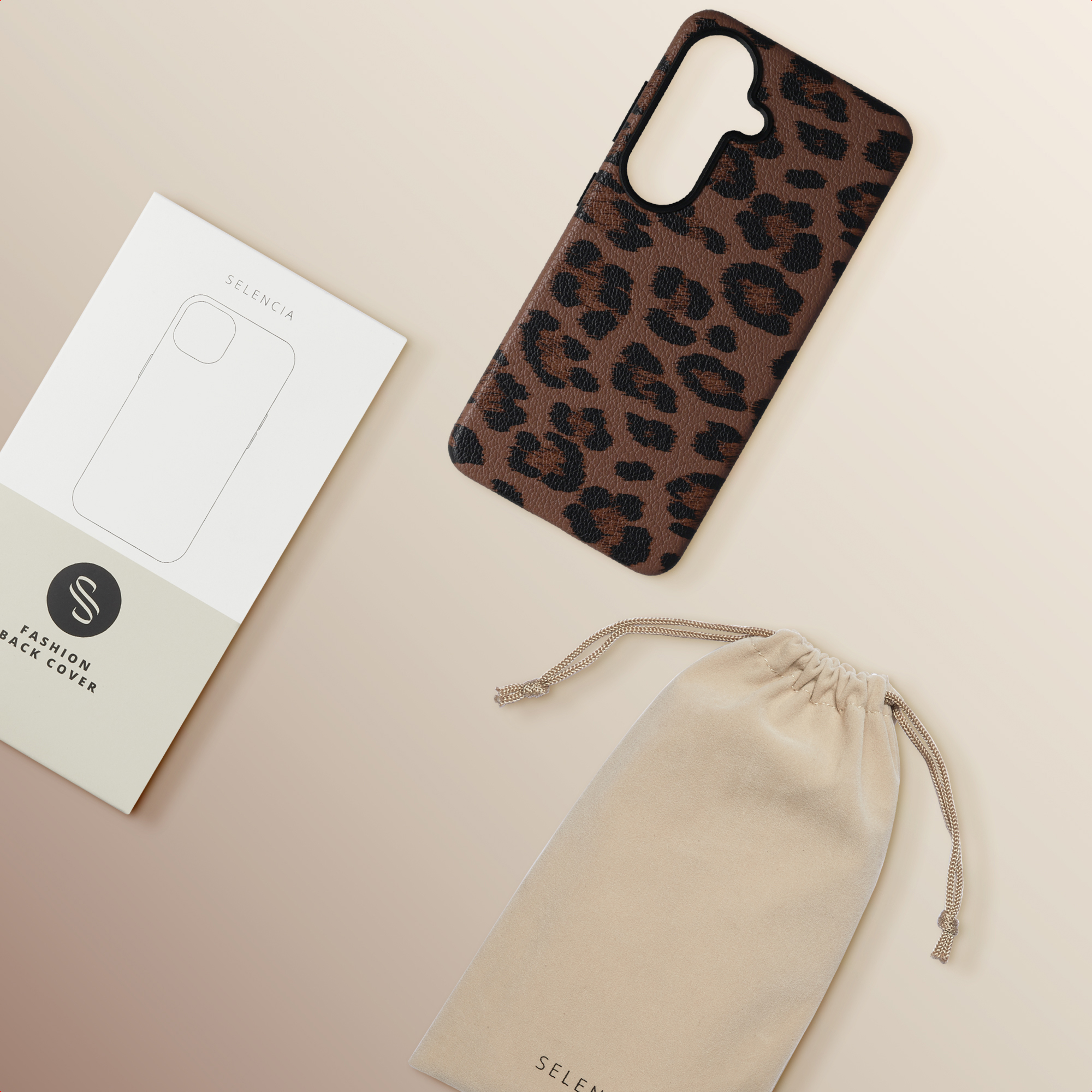 Custodia per telefono marrone animalier leopardato accanto a confezione e pochette.