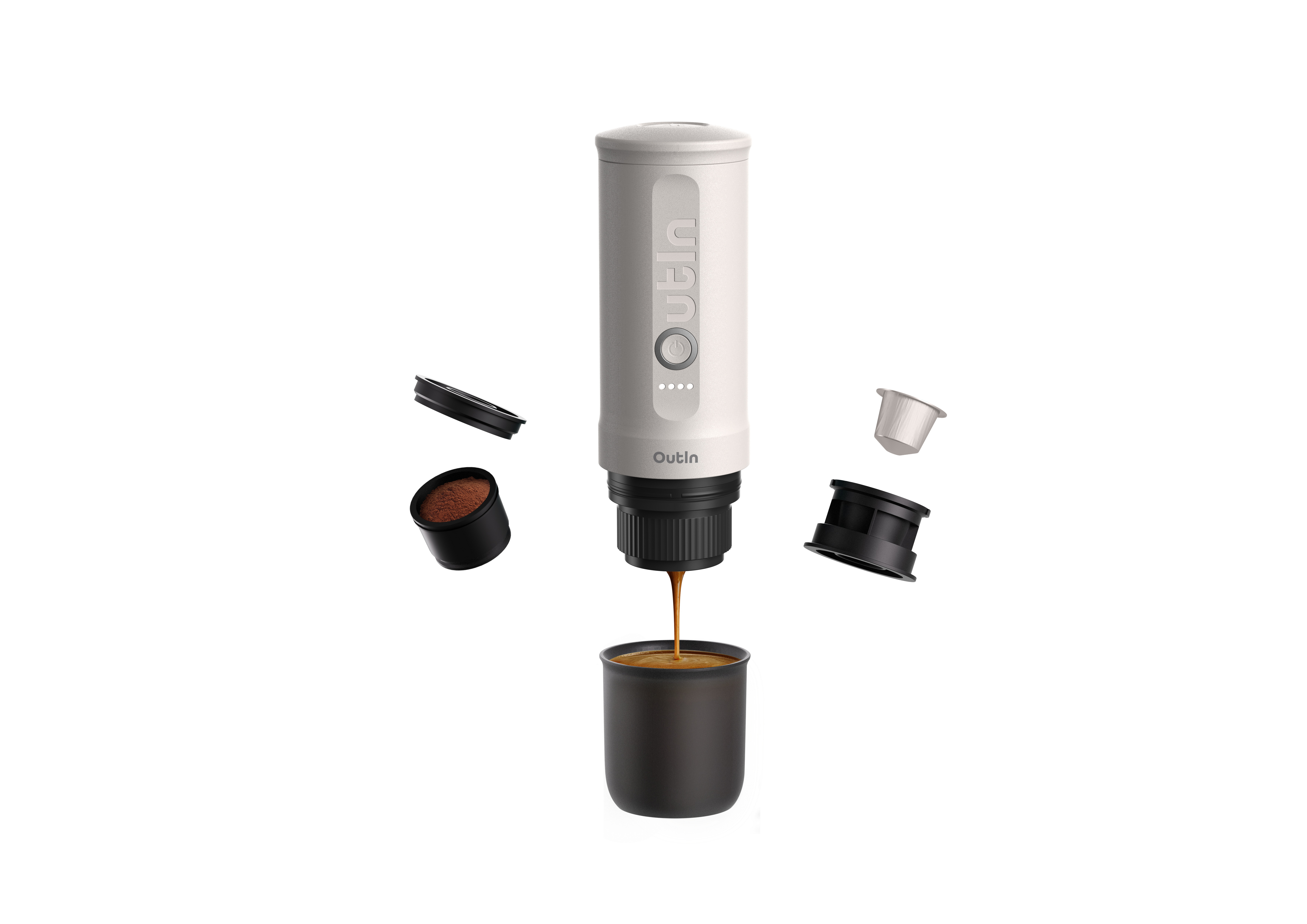Een zilveren koffiezetapparaat met espresso die in een zwarte kop druppelt.