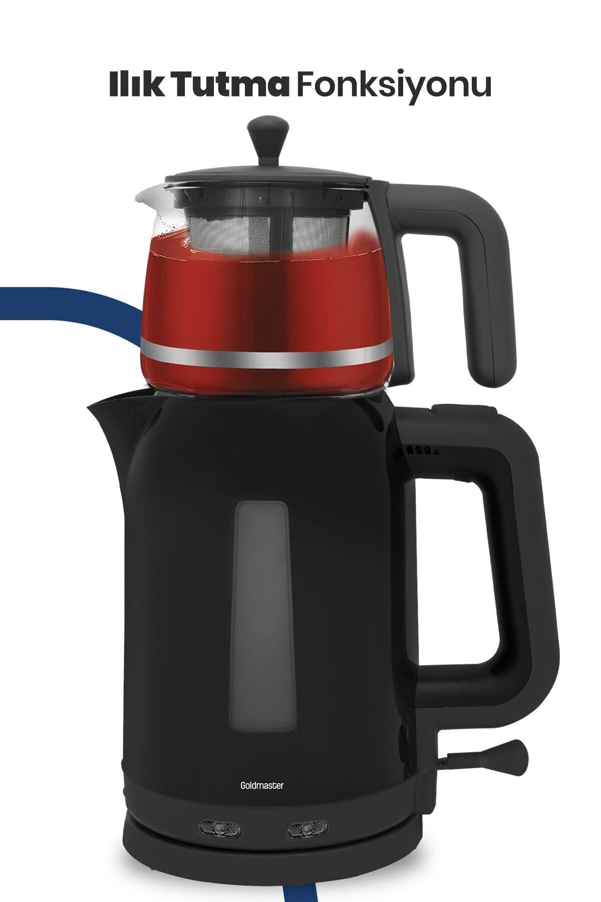 Kırmızı çay dolu cam demliğe sahip siyah su ısıtıcısı.