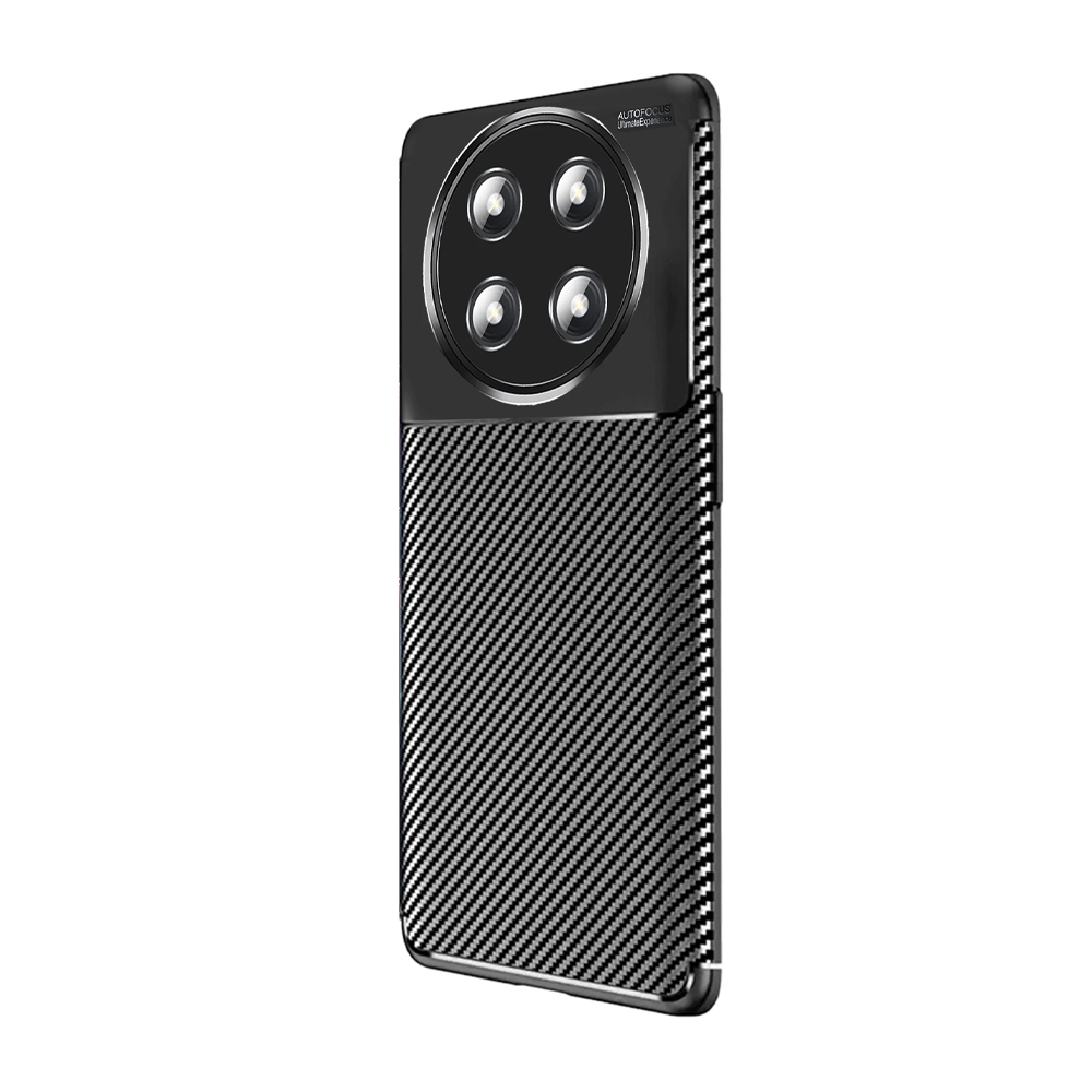 Karbon fiber dokulu siyah telefon kılıfı ve dörtlü kamera sistemi.