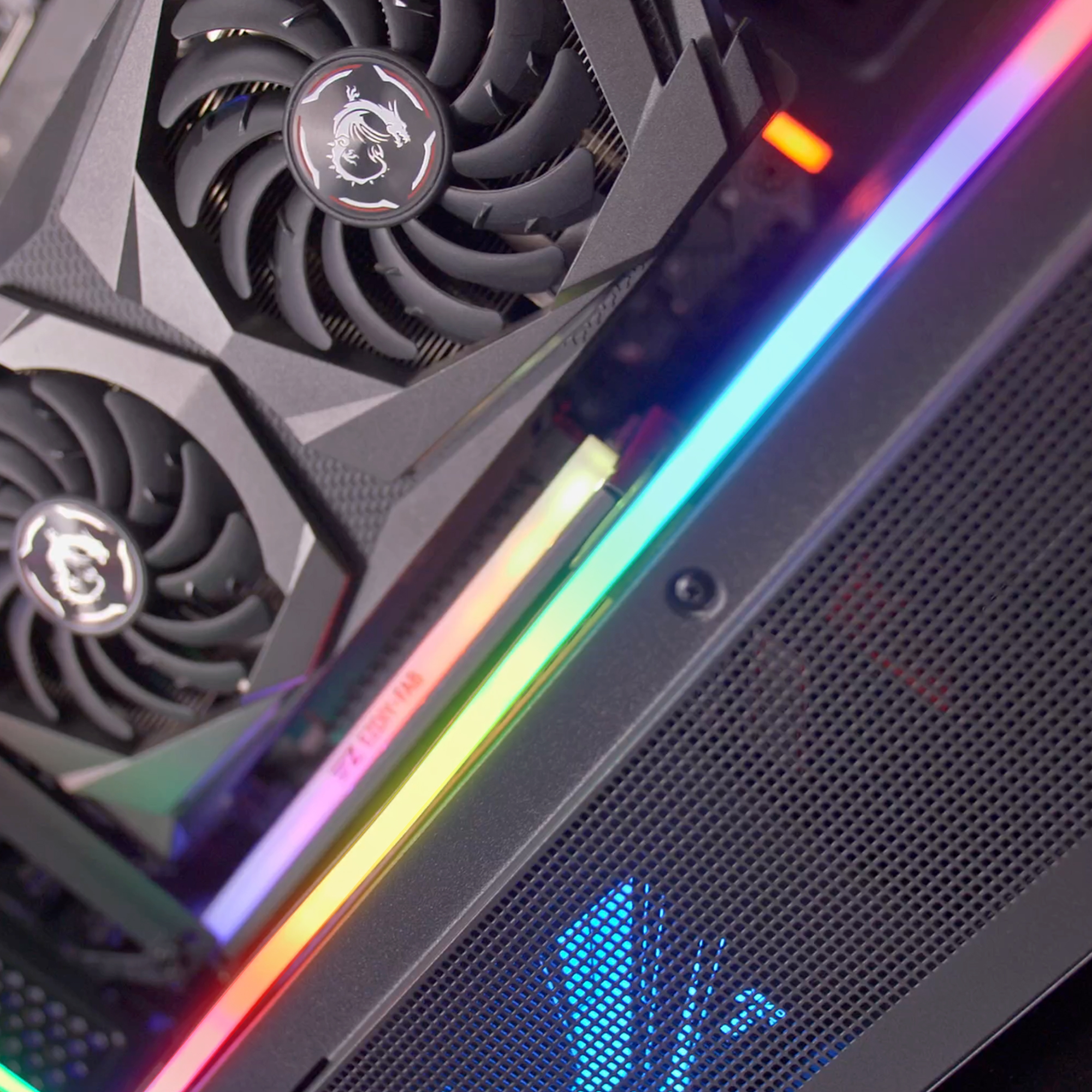 Primer plano de una caja de PC con ventiladores e iluminación RGB.