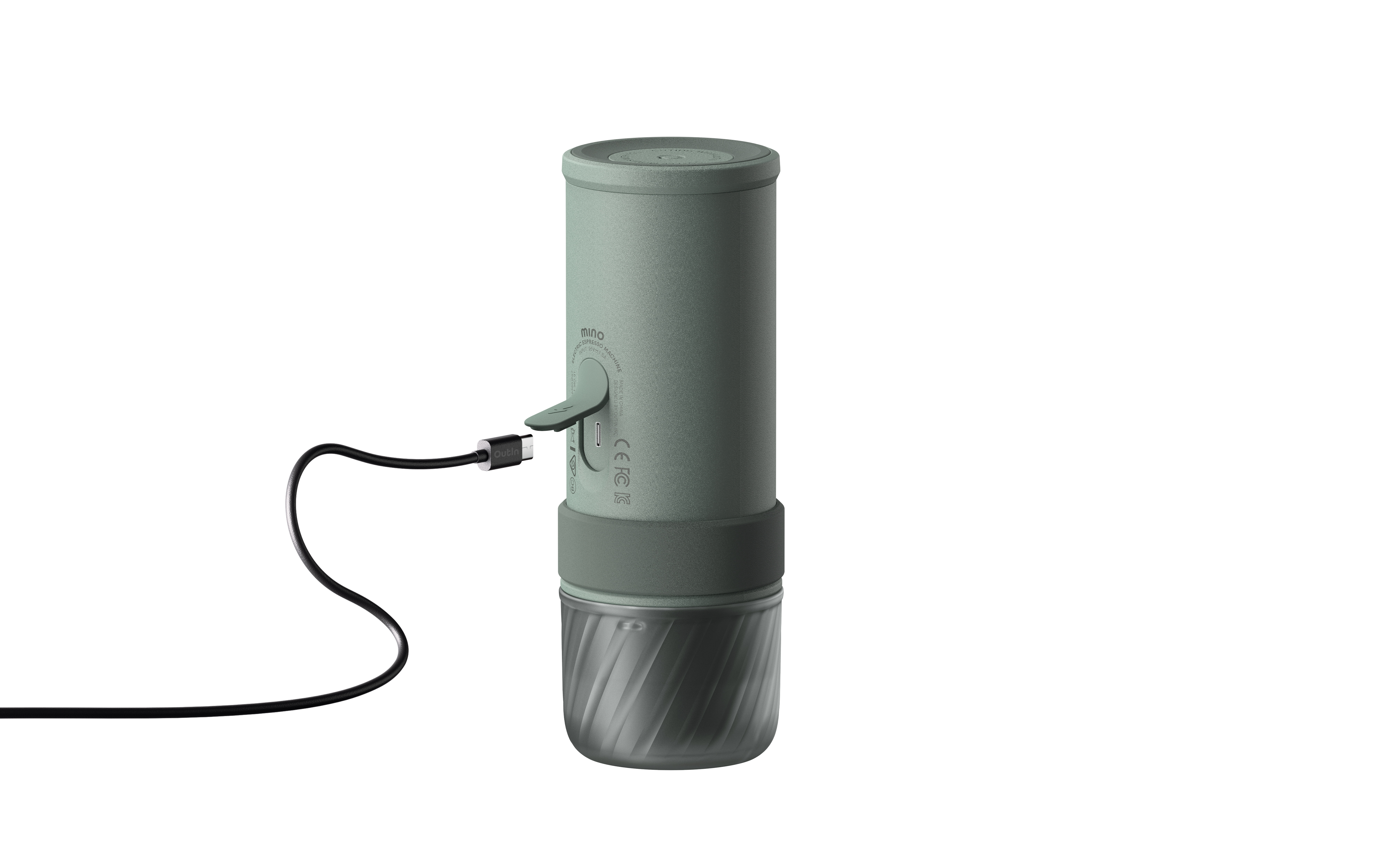 Eine grüne Espressomaschine mit USB-C-Ladekabel, isoliert auf Weiß.
