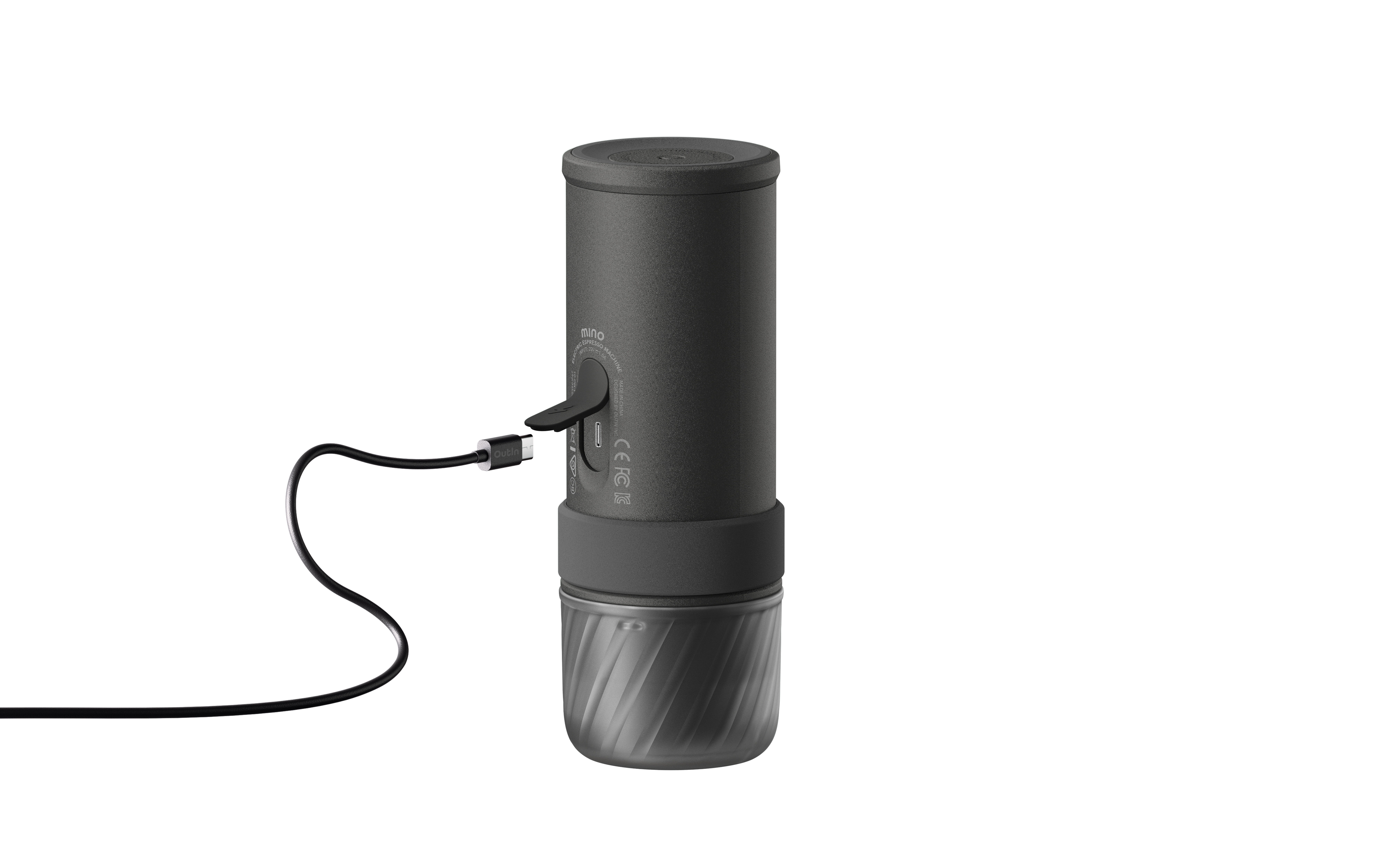 Dunkelgraue Kaffeemühle mit USB-C-Ladekabel, isoliert auf Weiß.