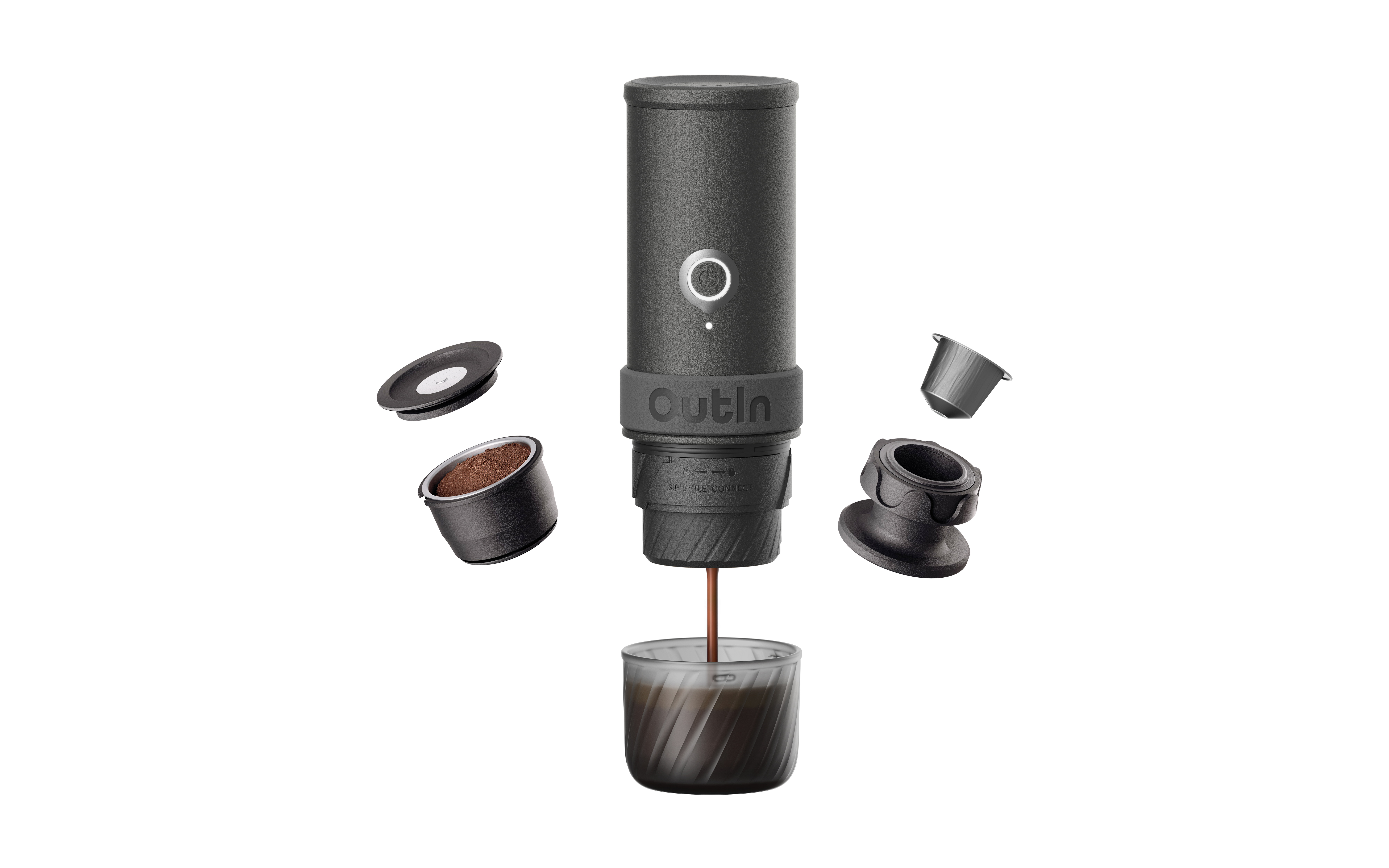 Grauer Kaffeezubereiter mit Kapsel, gefüllt mit Kaffeepulver, und einem Glas Kaffee.