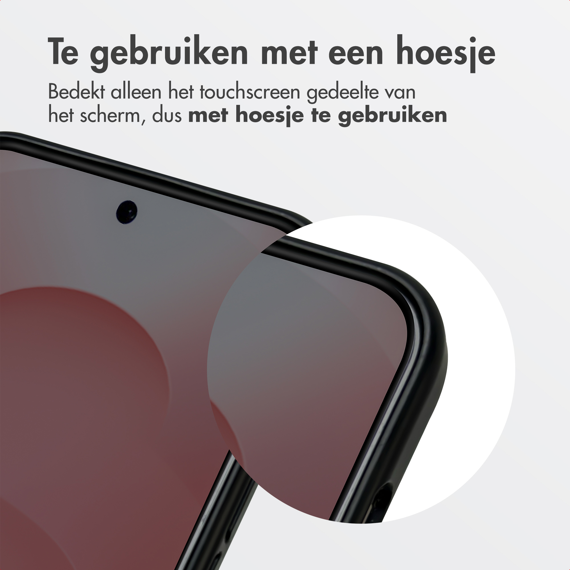 Close-up van een zwarte telefoonhoes die op een smartphone wordt aangebracht.
