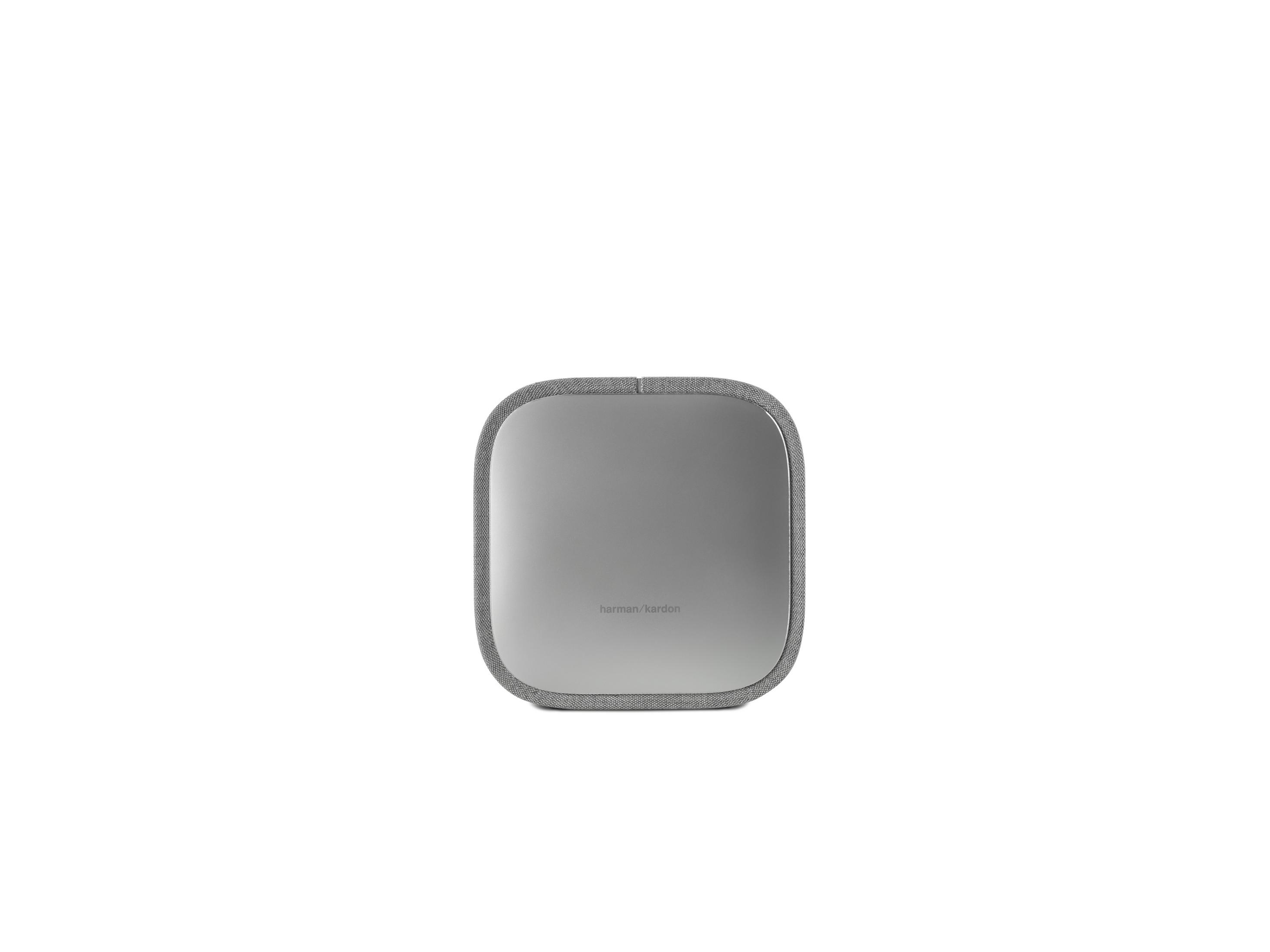 Enceinte Harman Kardon grise avec façade miroir et bordure en tissu.