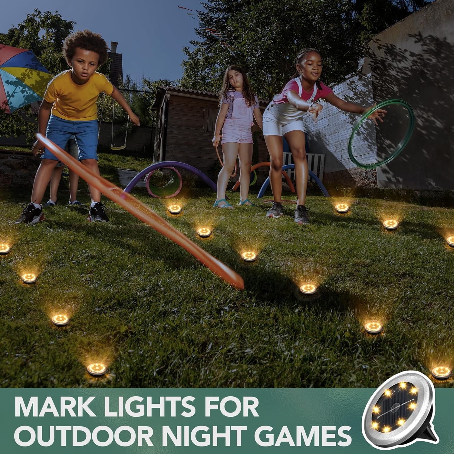 Kinder spielen im Garten bei Nacht mit Solarleuchten, die den Weg markieren.