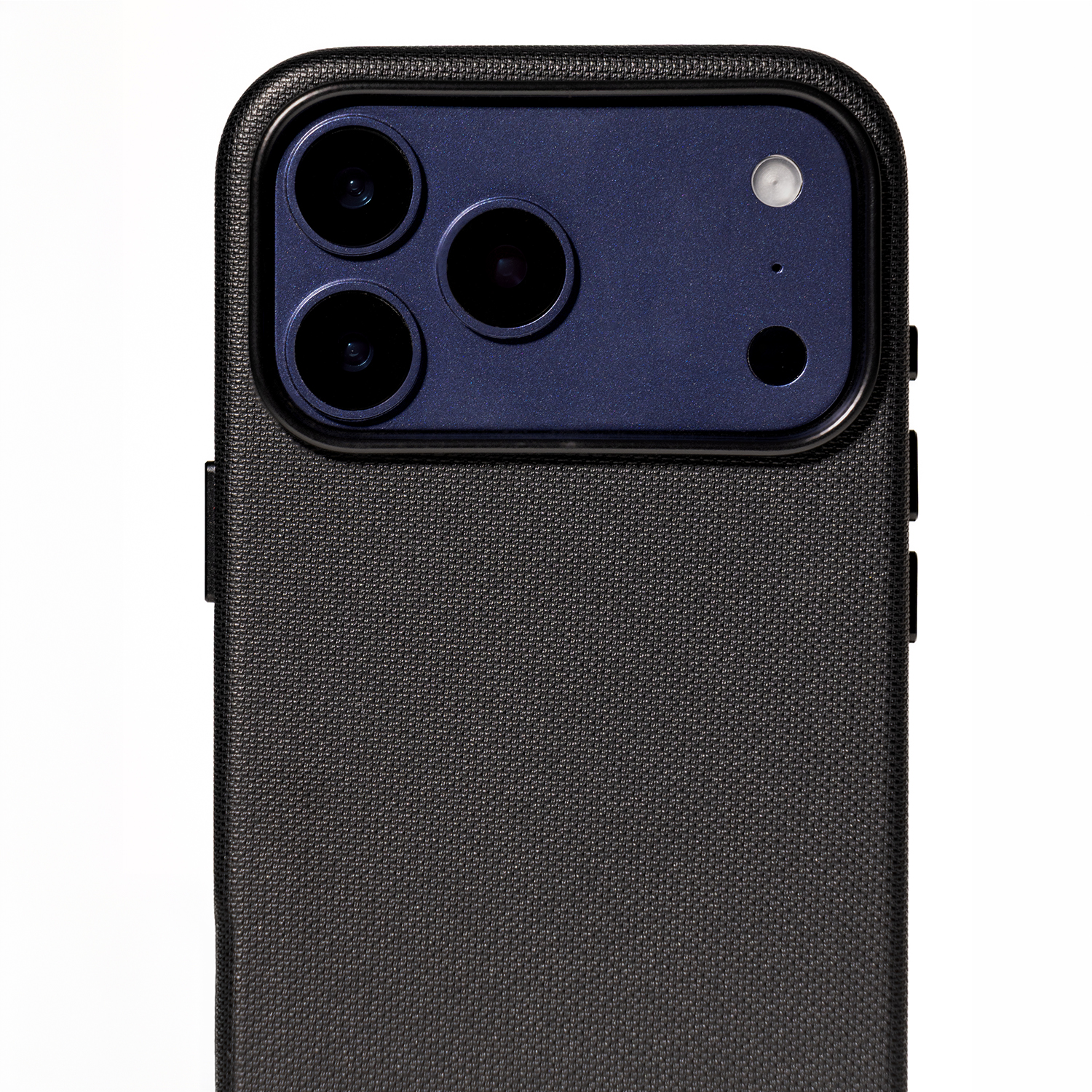 Zbliżenie czarnego etui na telefon z potrójnym obiektywem i lampą błyskową.