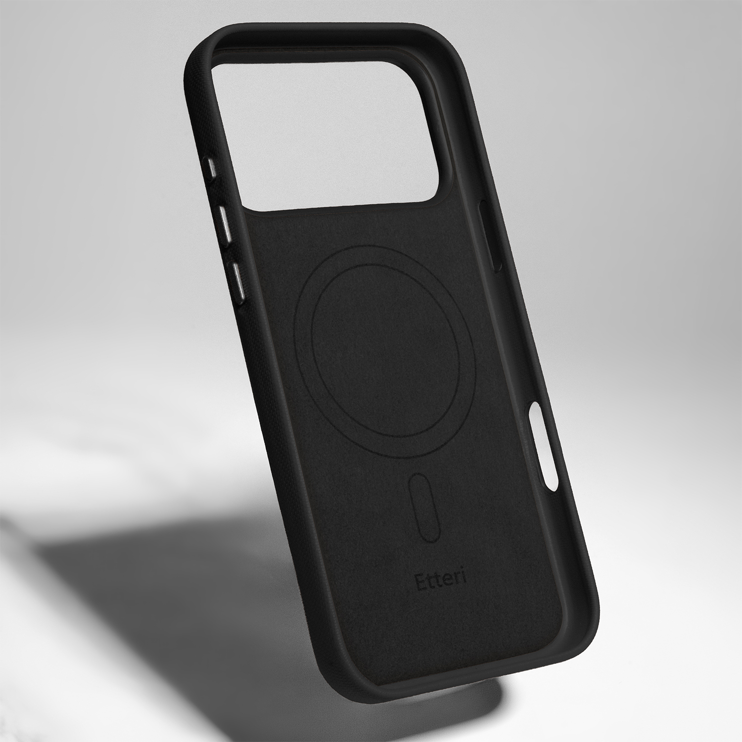 Czarne etui na telefon z pierścieniem magnetycznym, na jasnym tle.