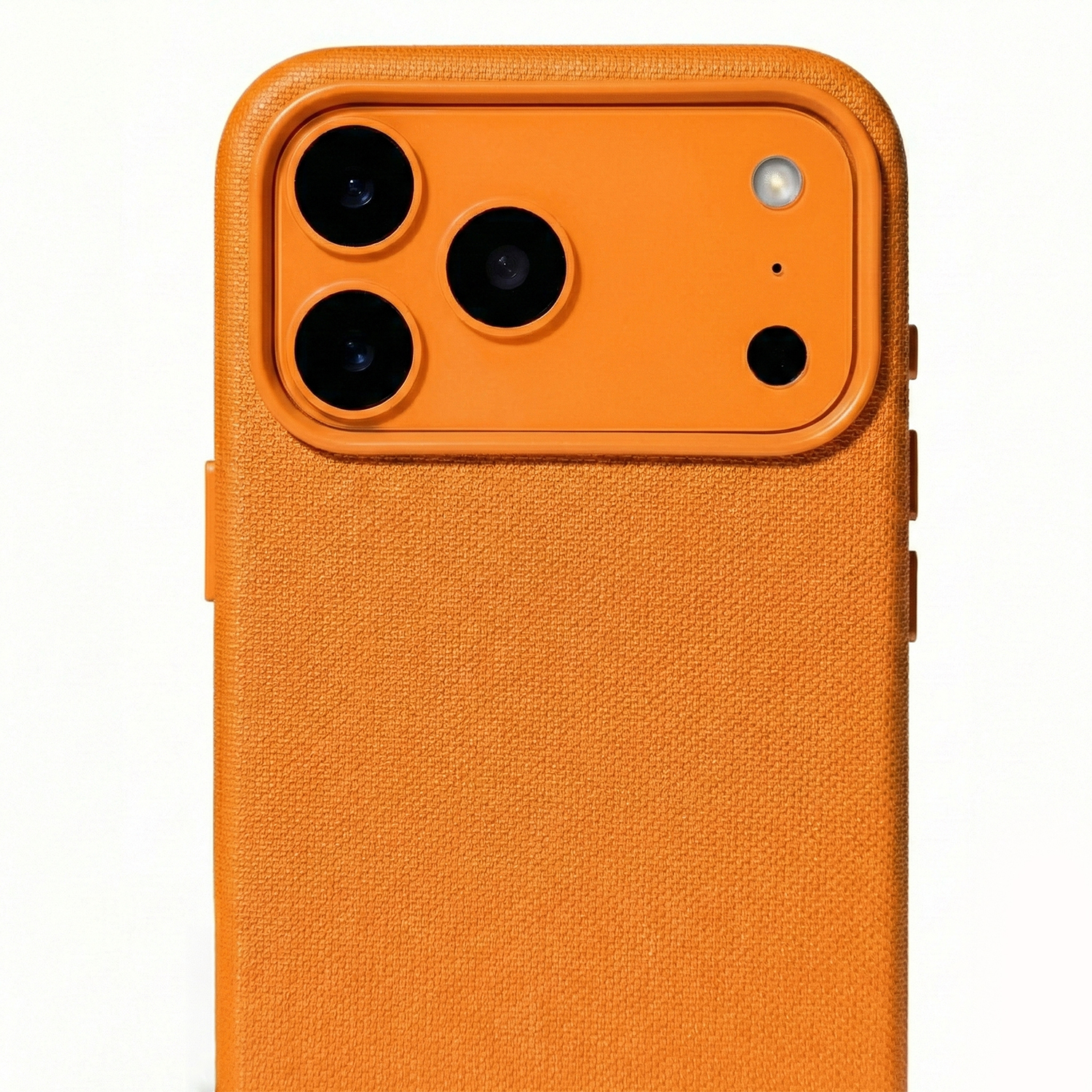 Pomarańczowe etui na telefon z potrójnym aparatem i lampą błyskową.