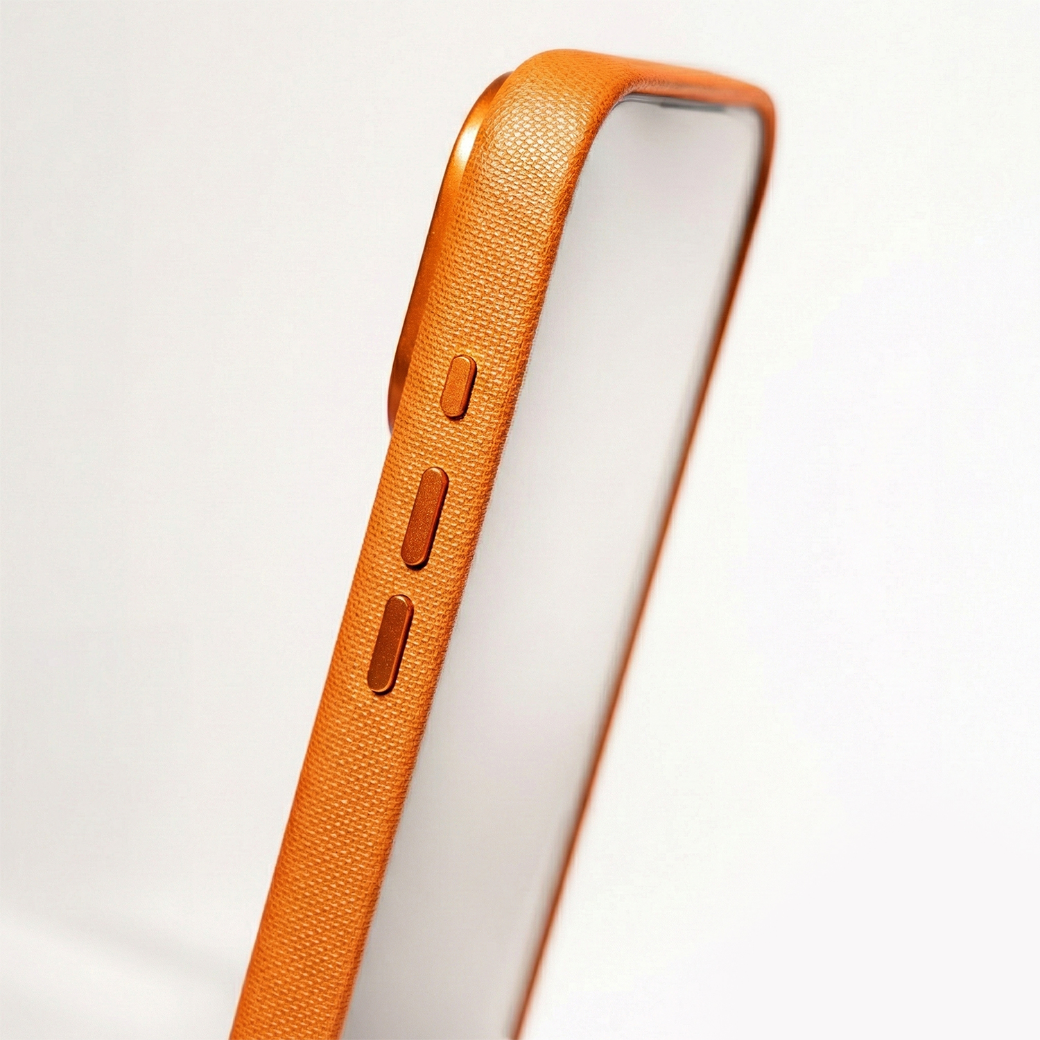 Pomarańczowe etui na telefon z teksturowanym uchwytem i bocznymi przyciskami.