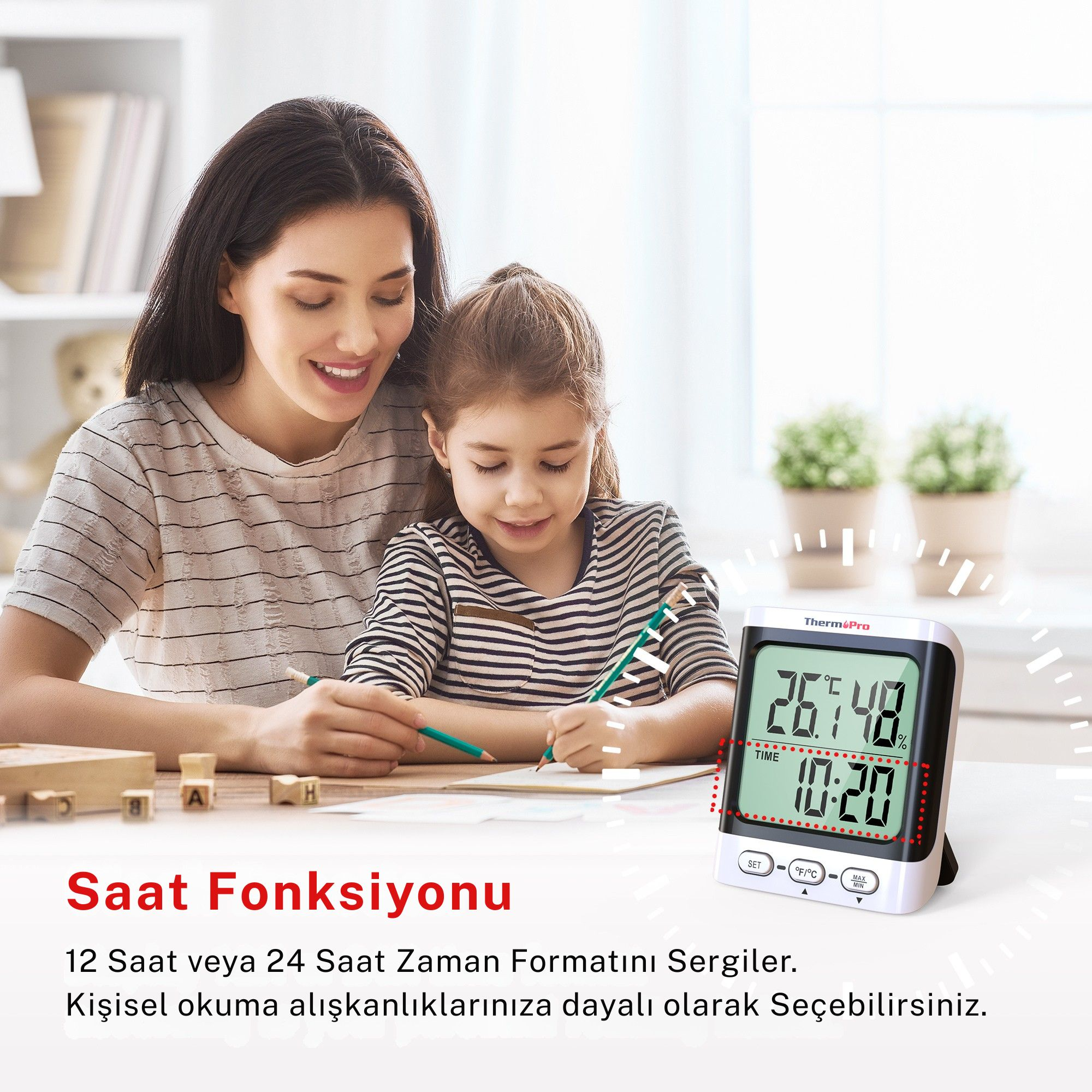 Anne ve çocuk termometre ile öğreniyor. Dijital ekran 26,7°C ve 10:20 gösteriyor.