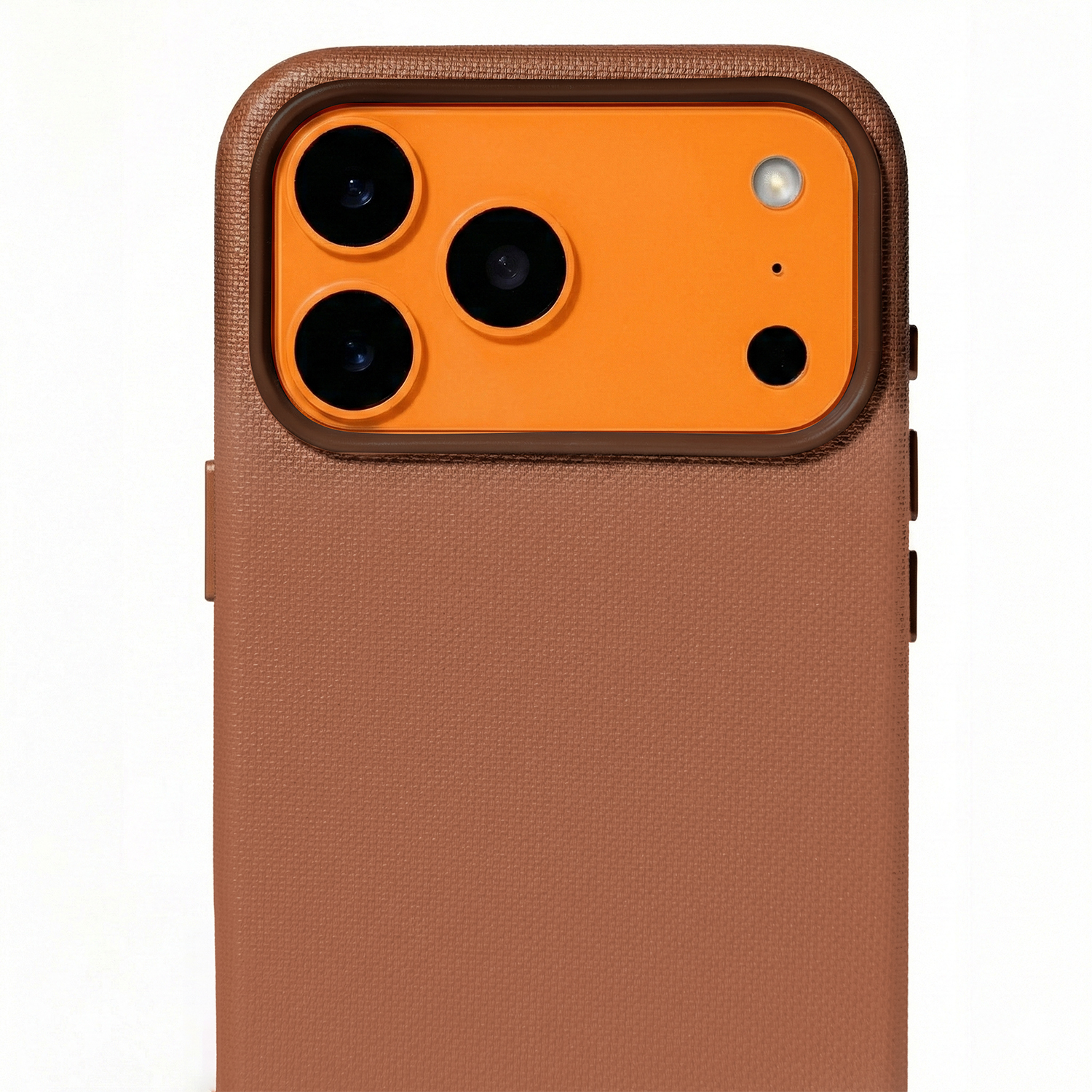 Tył brązowego etui na telefon z pomarańczową jednostką aparatu.