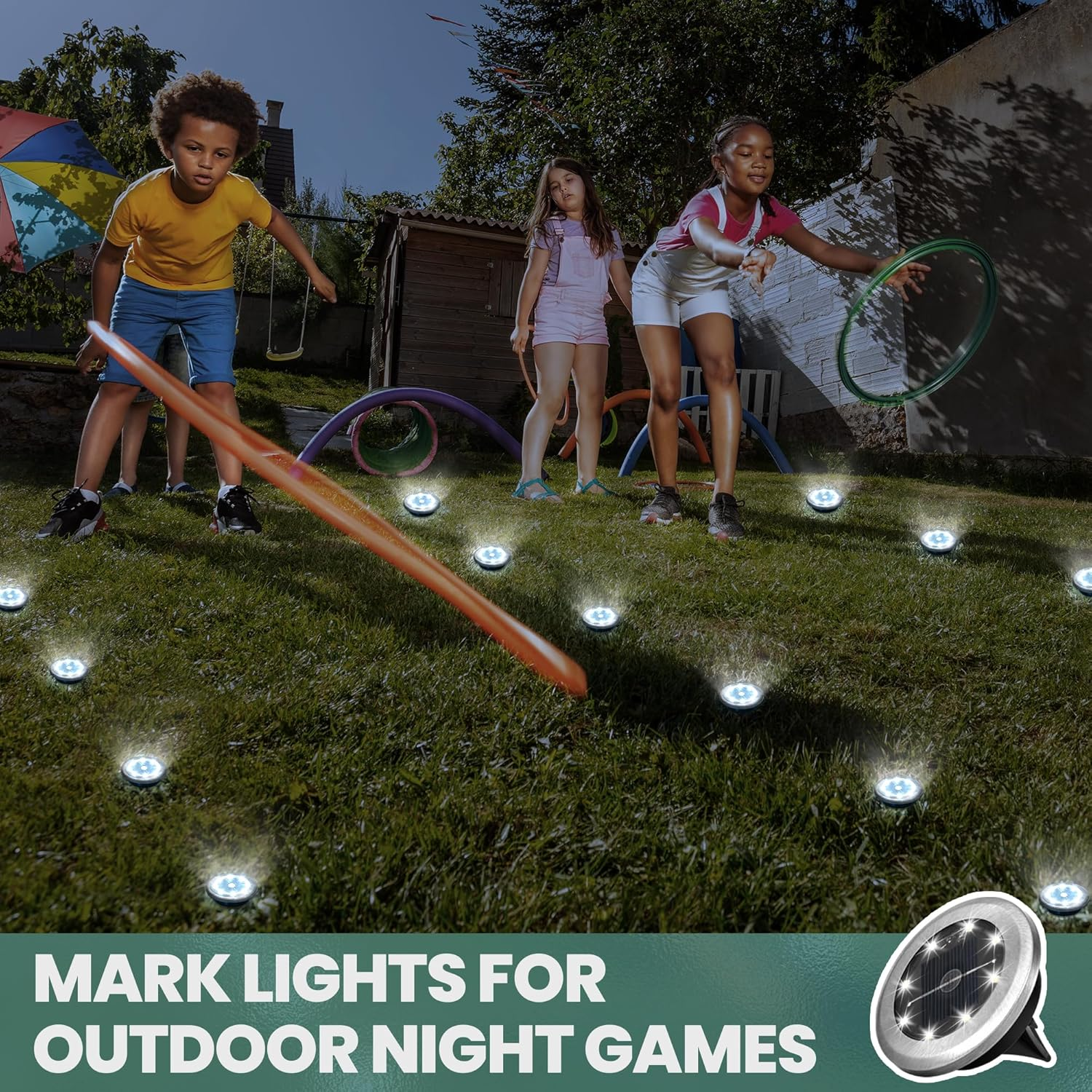 Kinder spielen im Garten mit Lichtern, die den Weg für Nachtspiele markieren.