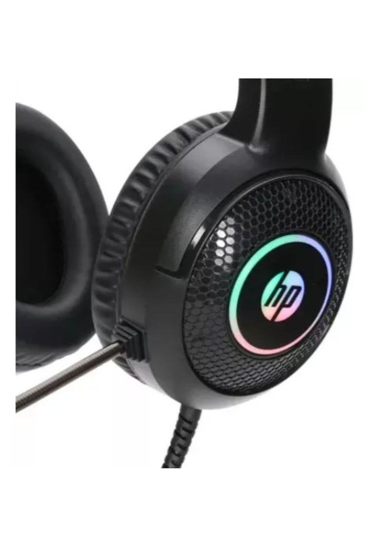 Kulaklığında RGB aydınlatmalı siyah HP kulaklık.