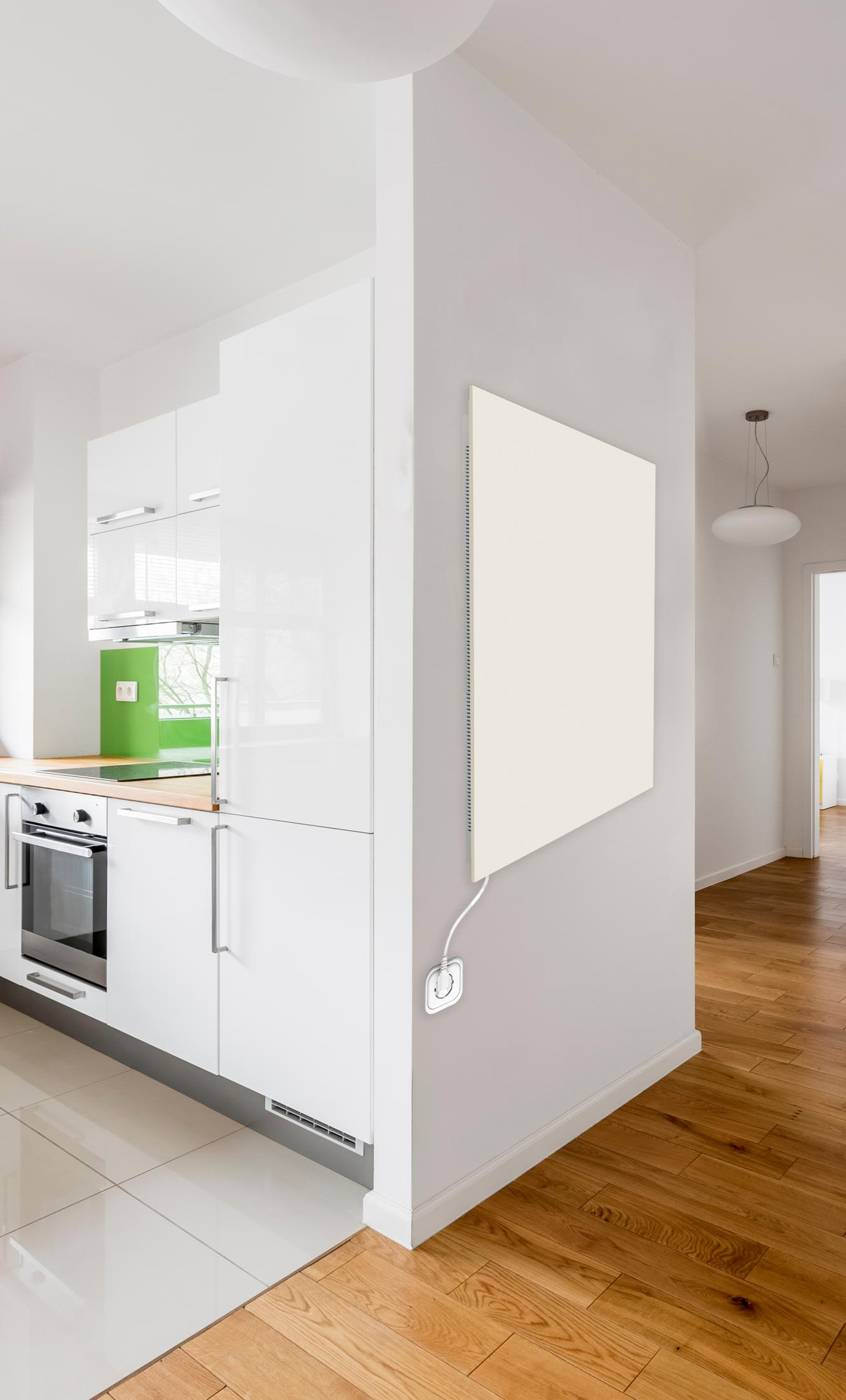 Ein modernes, weißes Kücheninterieur mit Holzboden und einem Heizpaneel an der Wand.