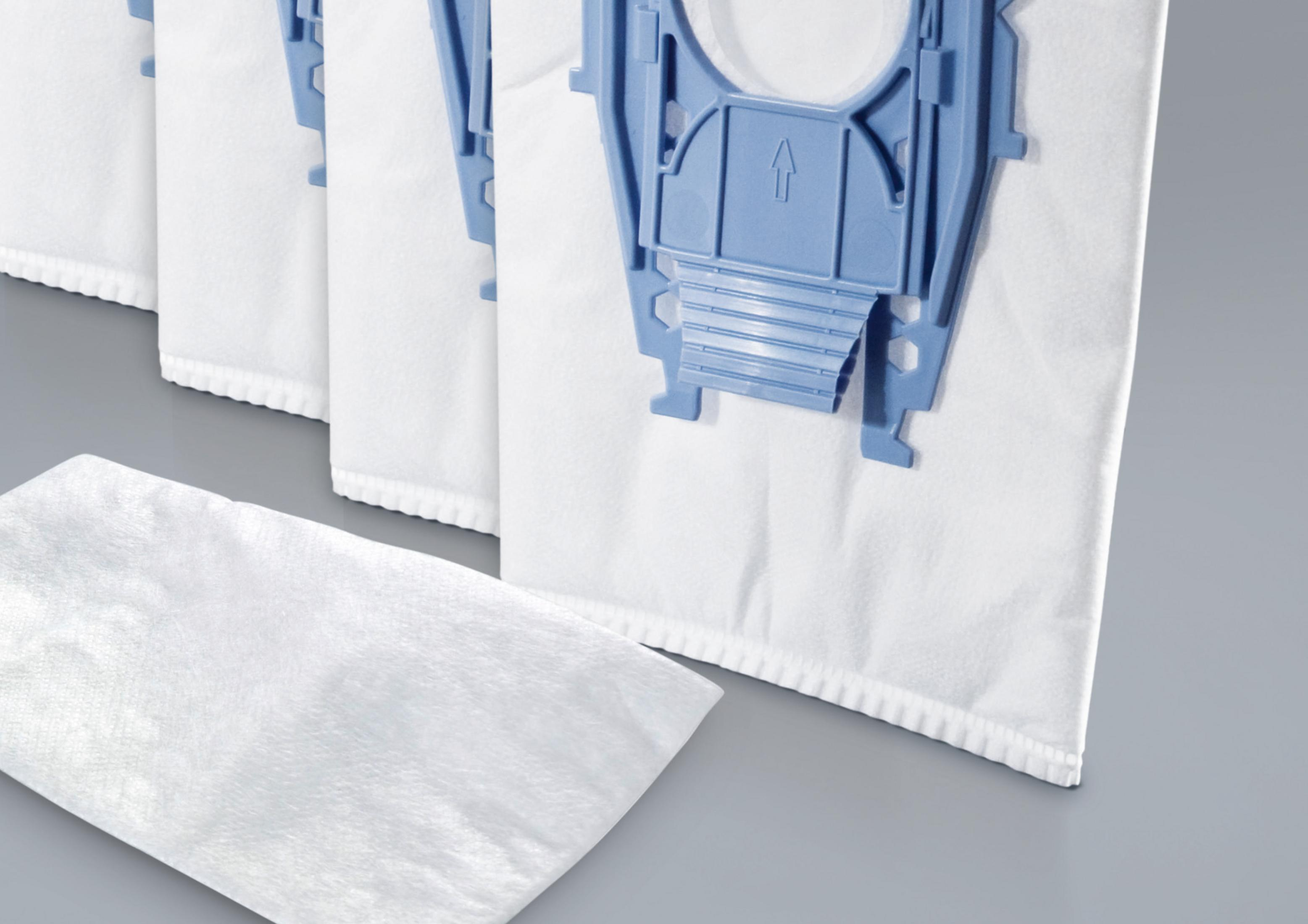 Weiße Staubsaugerbeutel mit blauem Kunststoffadapter und Pfeil.