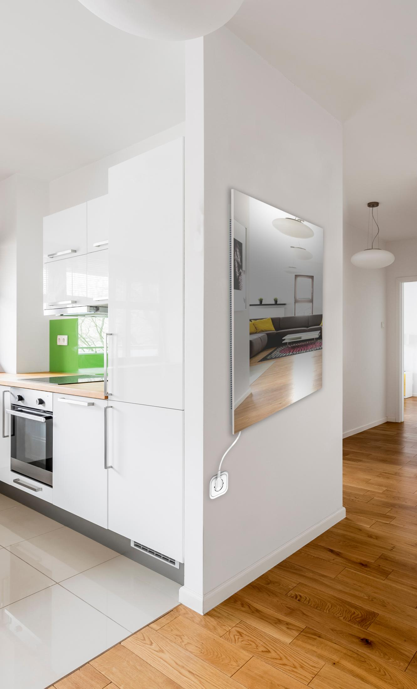 Moderne Küche mit weißen Hochglanzschränken und einem Spiegel an der Wand.