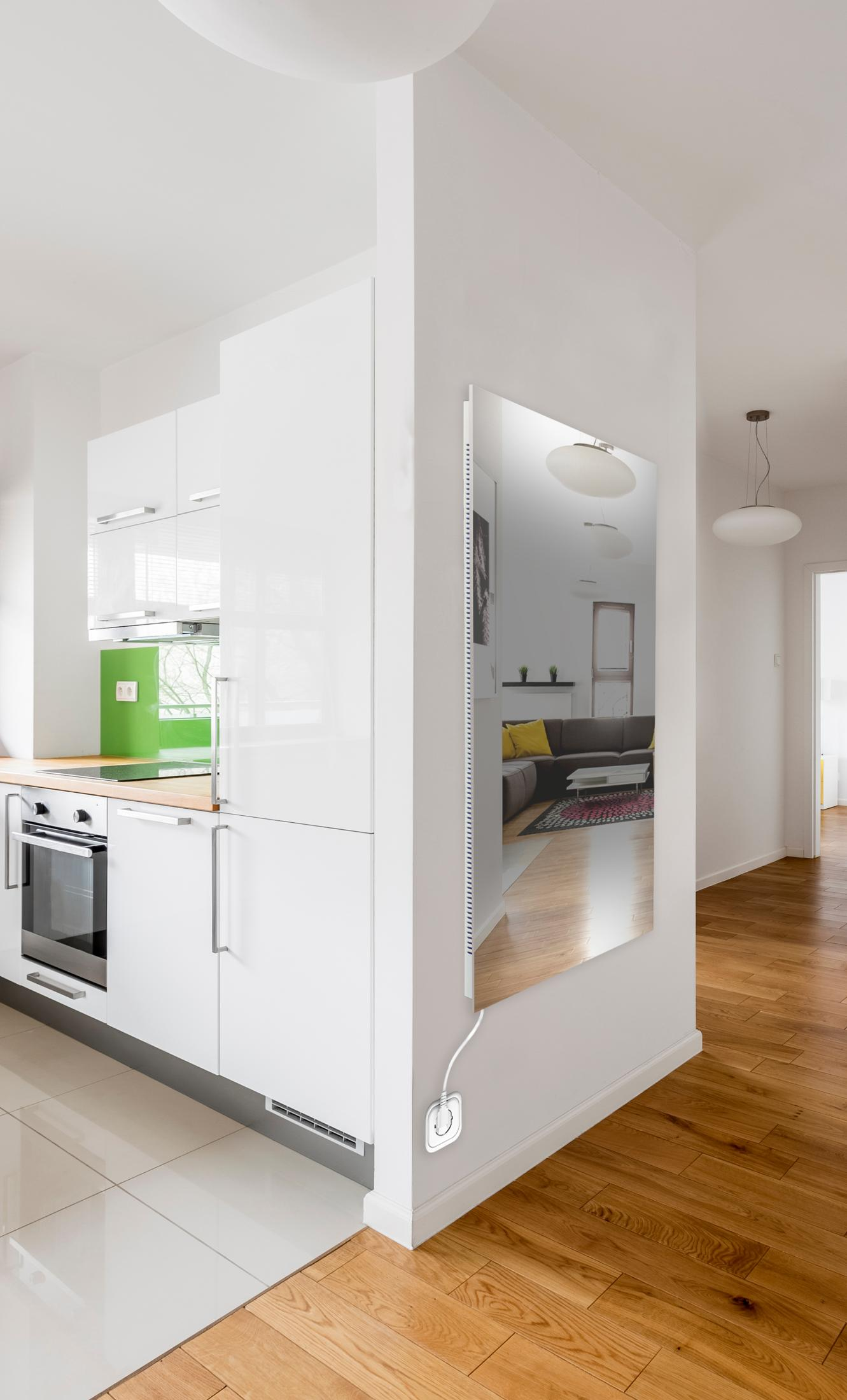 Moderne Küche mit weißen Schränken und Spiegel an der Wand, der ein Wohnzimmer reflektiert.