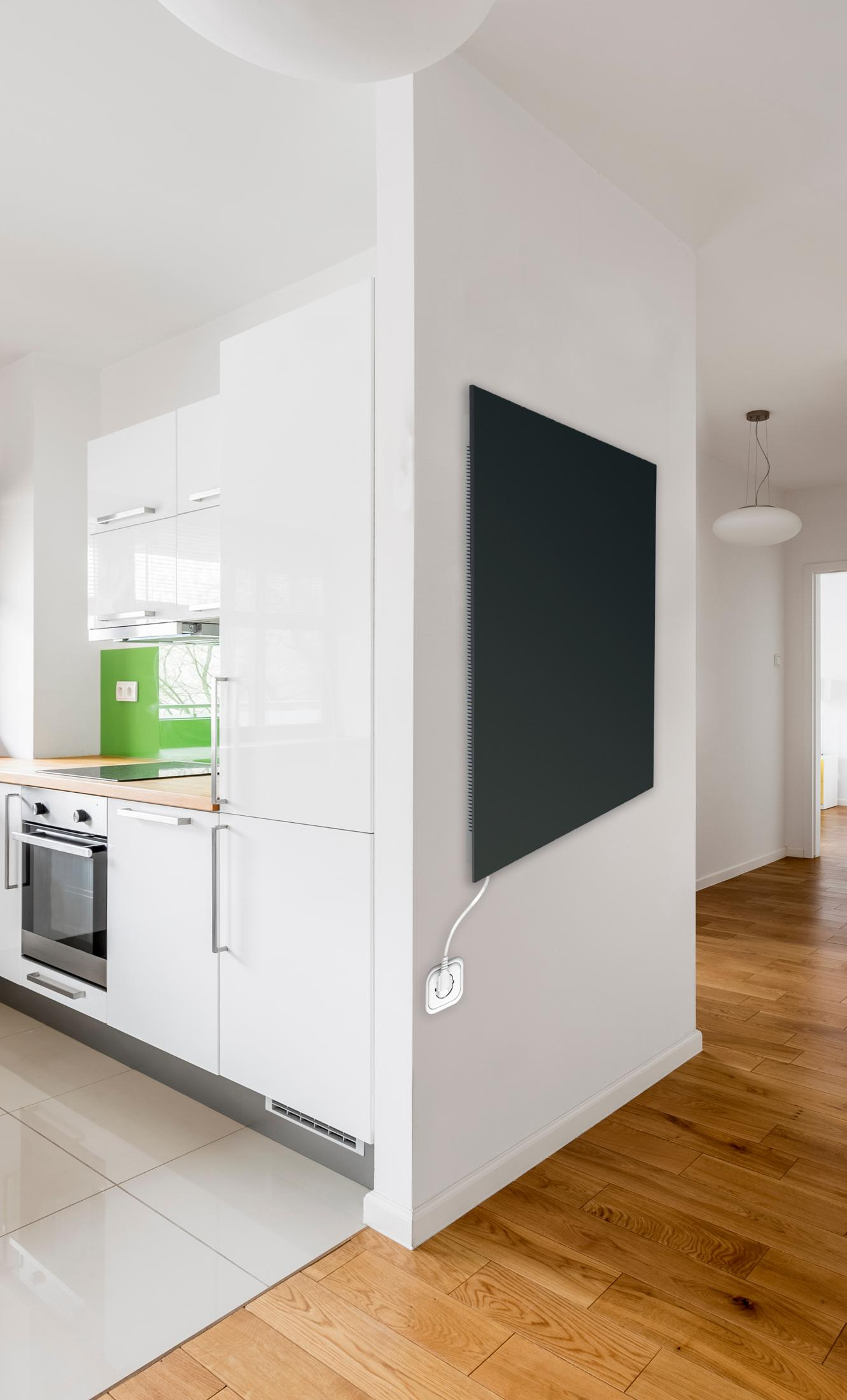 Moderne Küche mit weißen Schränken, schwarzem Heizkörper an der Wand und Holzboden.