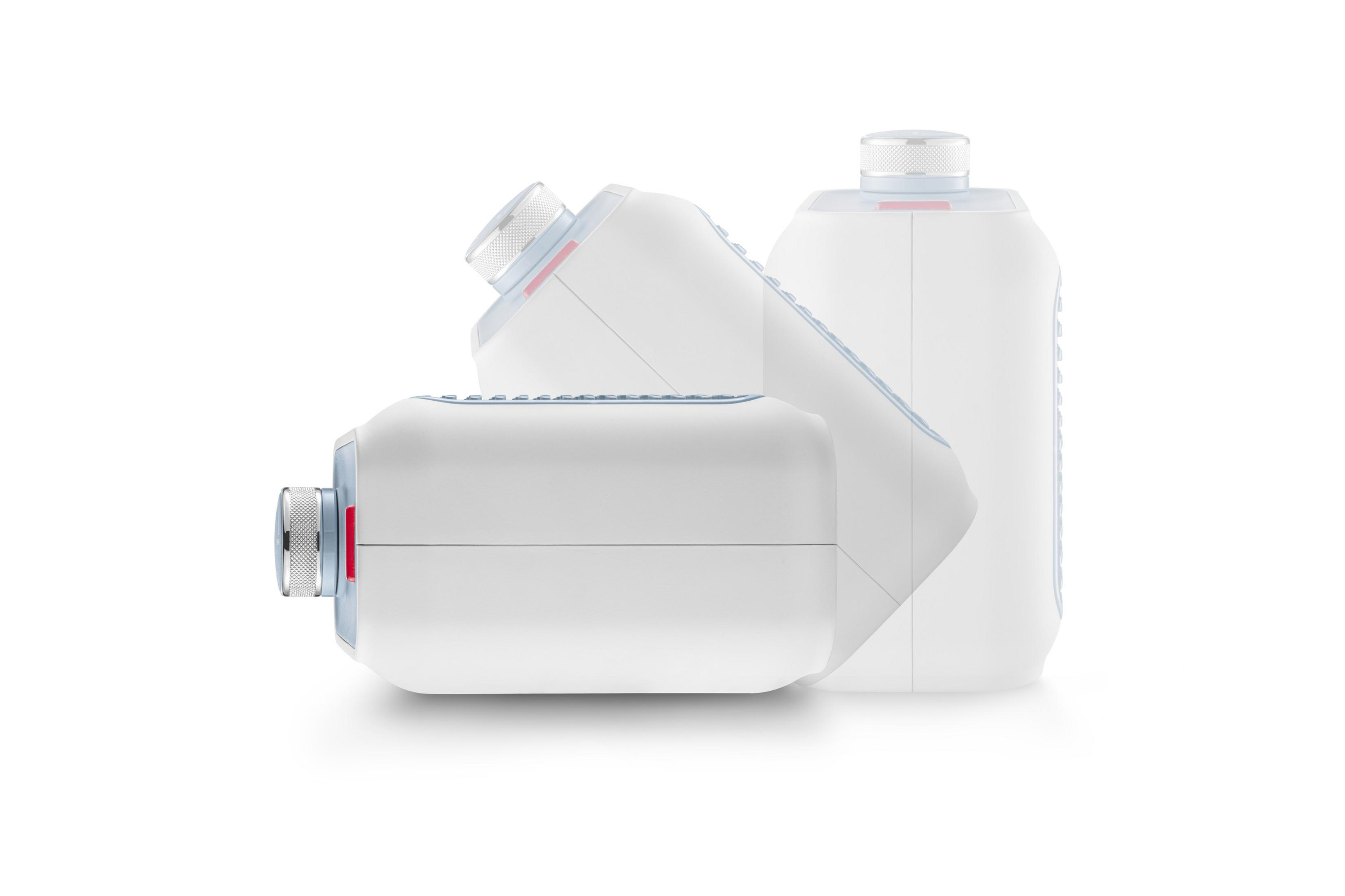 Trzy białe butelki z srebrnymi nakrętkami i niebieskimi akcentami na białym tle.