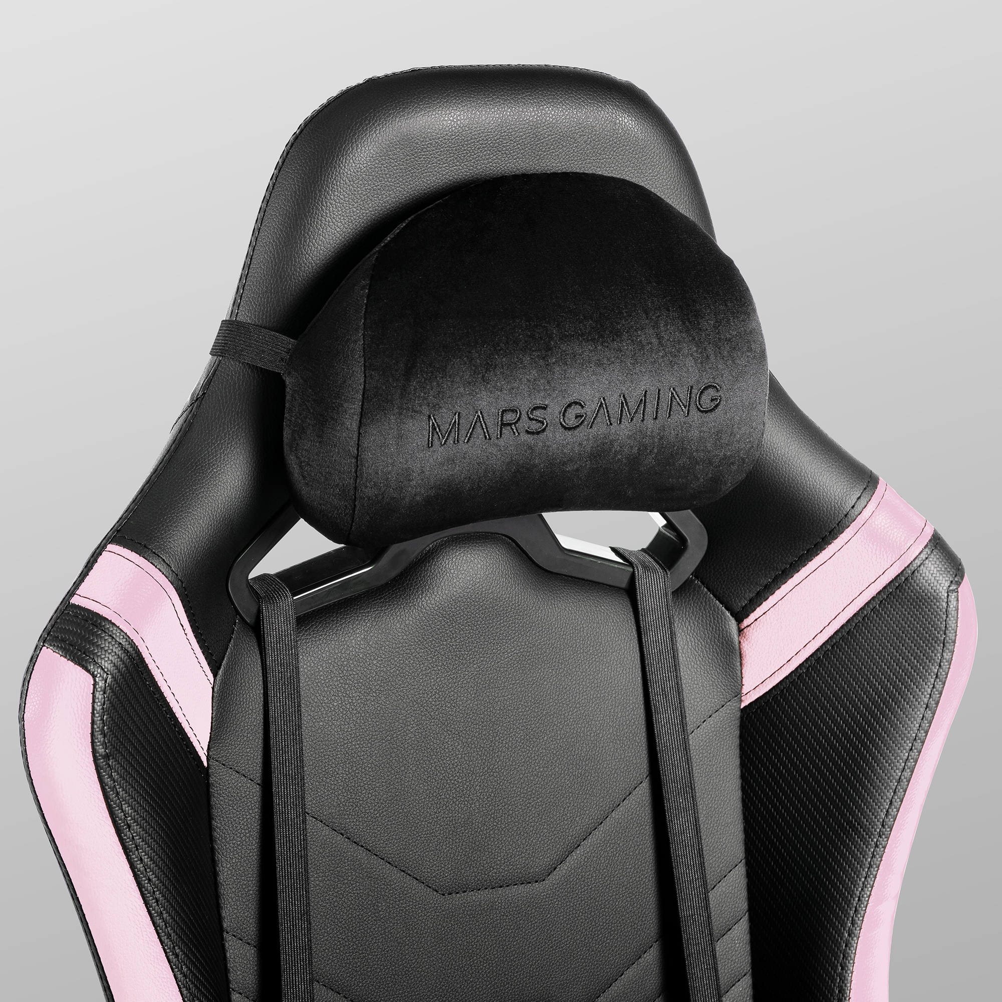 Silla gaming negra con detalles rosas y reposacabezas con logo.